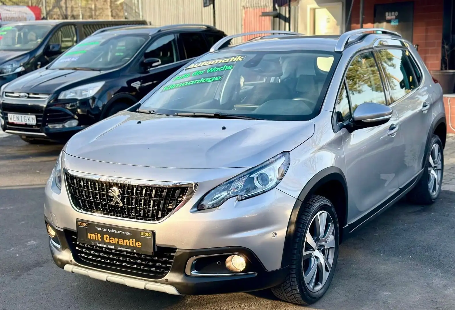 Peugeot 2008 Allure. Automatik . 1.Hand . Wenig Km . Grau - 2