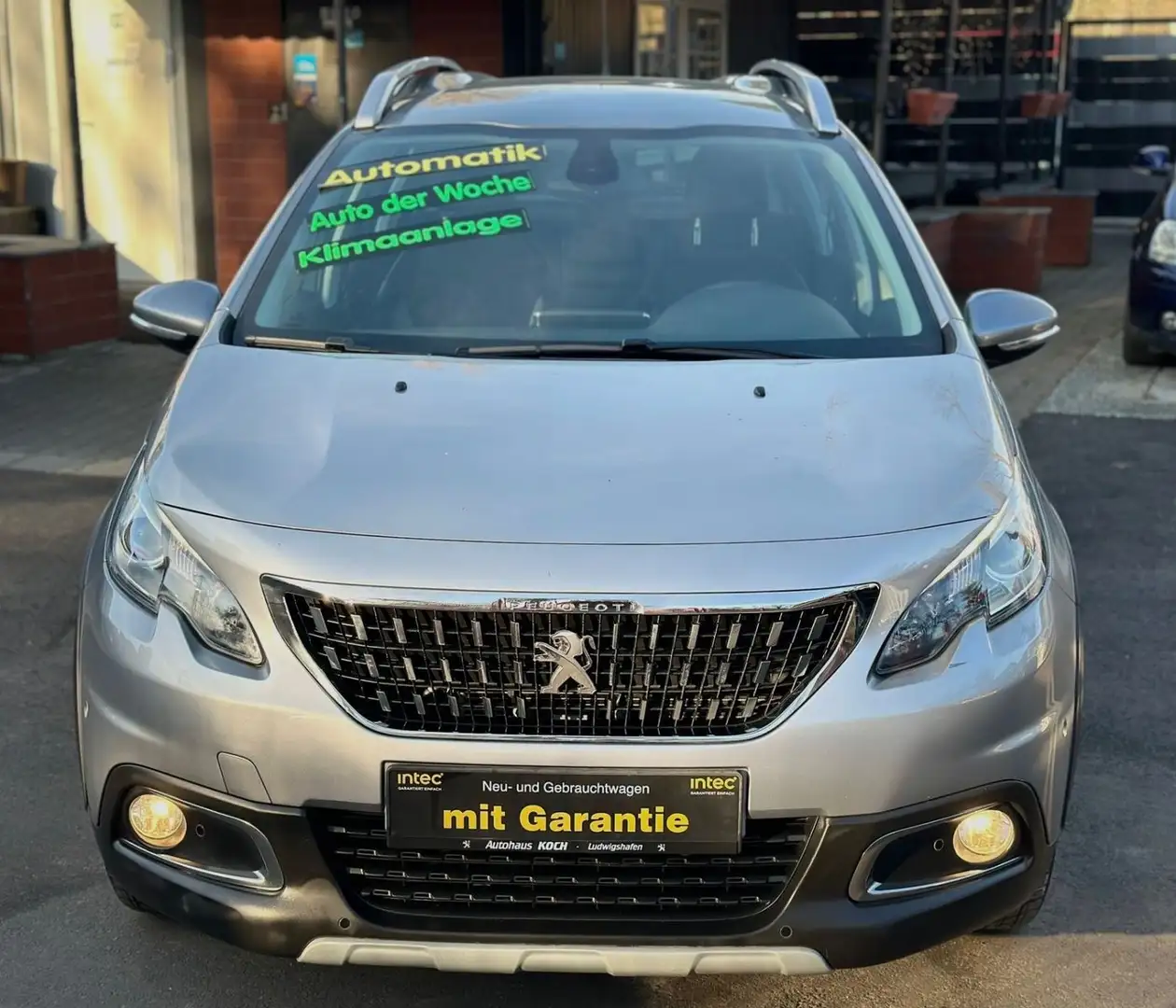 Peugeot 2008 Allure. Automatik . 1.Hand . Wenig Km . Grau - 1
