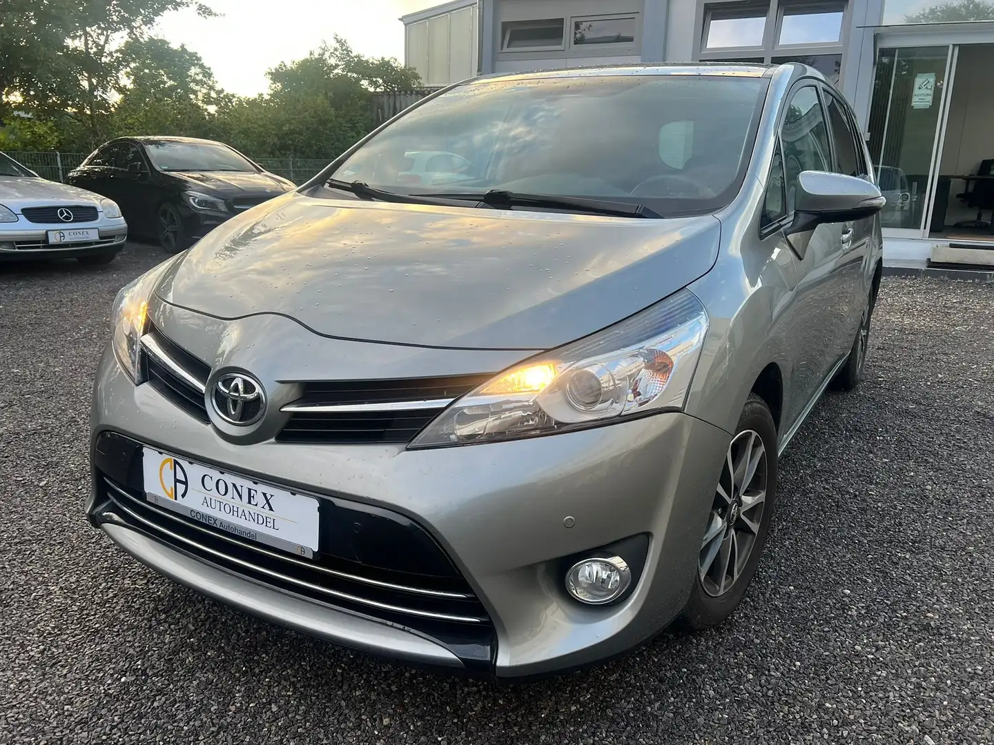 Toyota Verso Life *PANO|TEMP|PDC|KAMERA|SHZ|7-SITZER Gris - 1