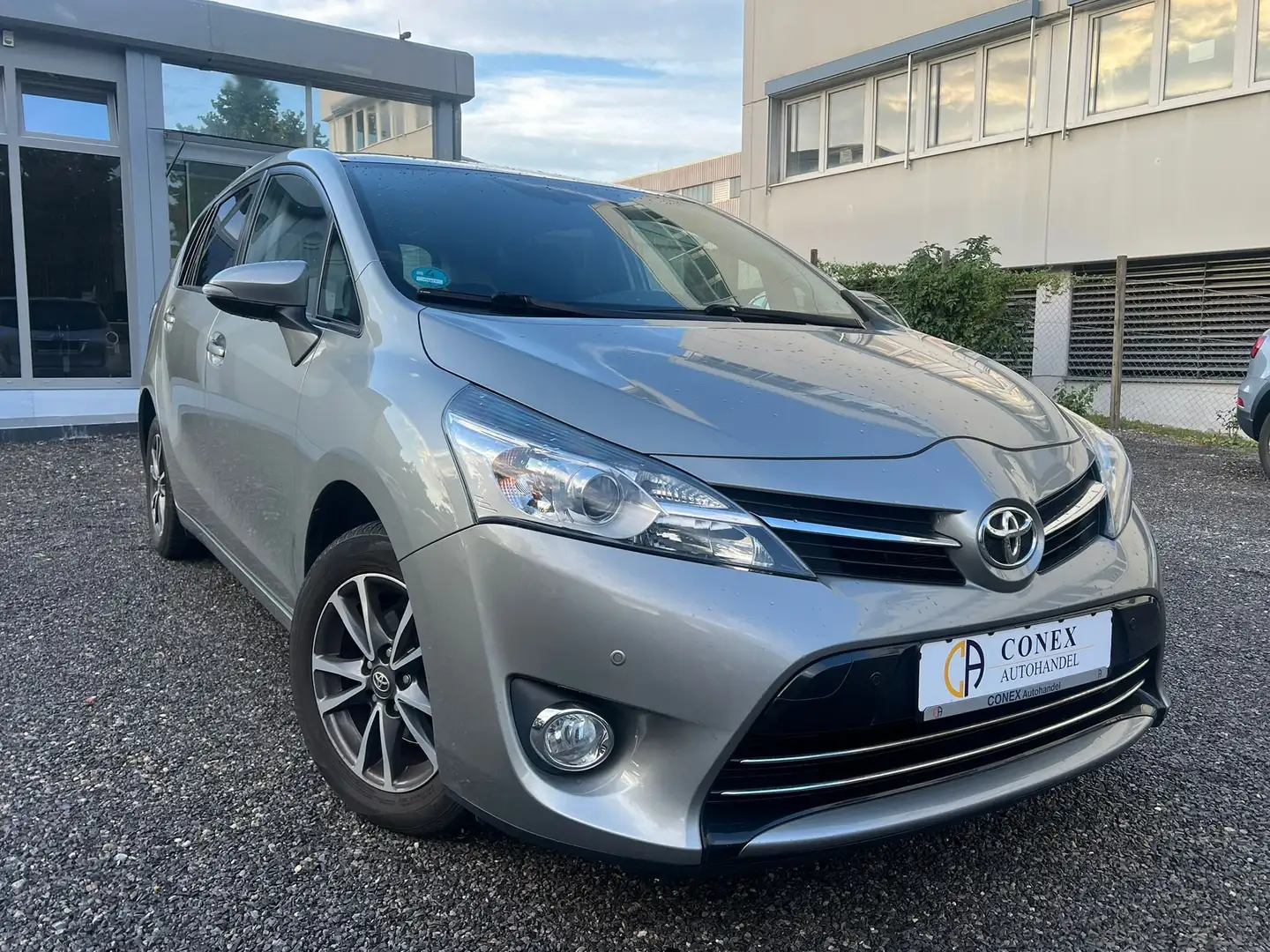 Toyota Verso Life *PANO|TEMP|PDC|KAMERA|SHZ|7-SITZER Gris - 2