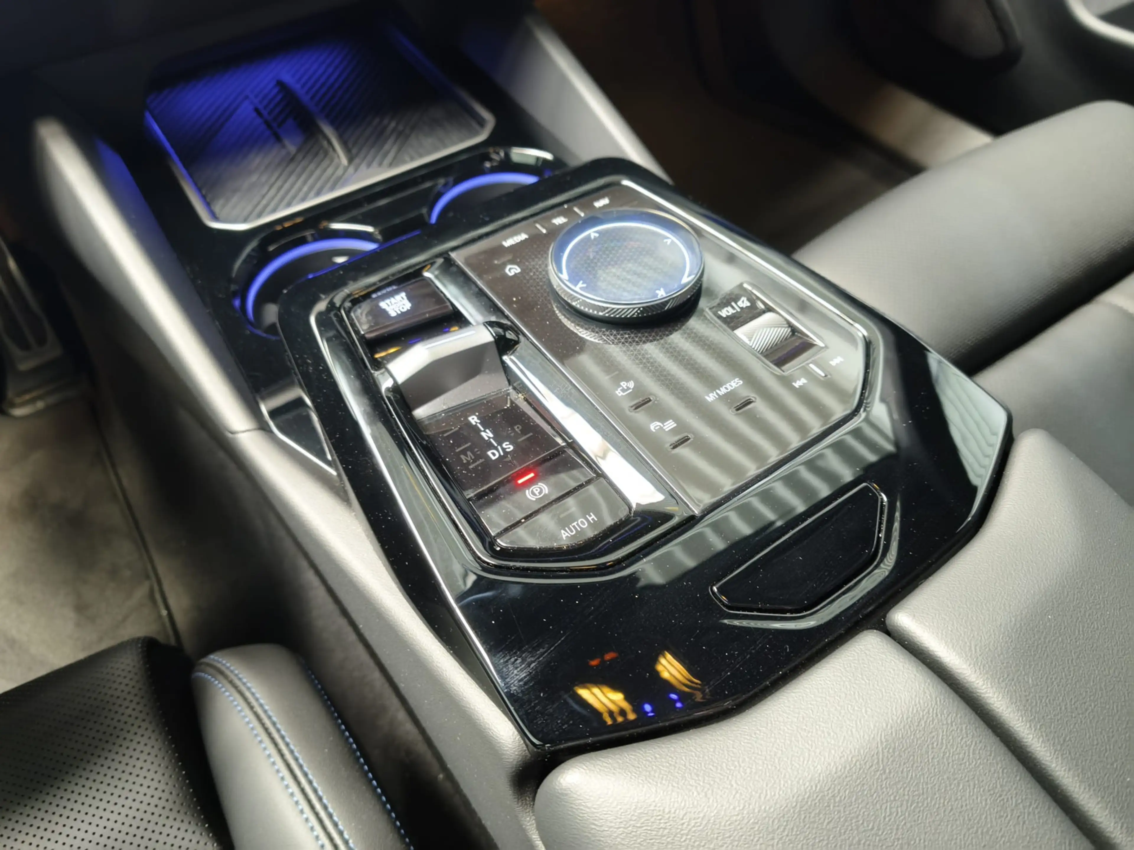 BMW 520 i Tour.M Sport Pro AHK/HUD/Pano/360°/B&W — photo 14