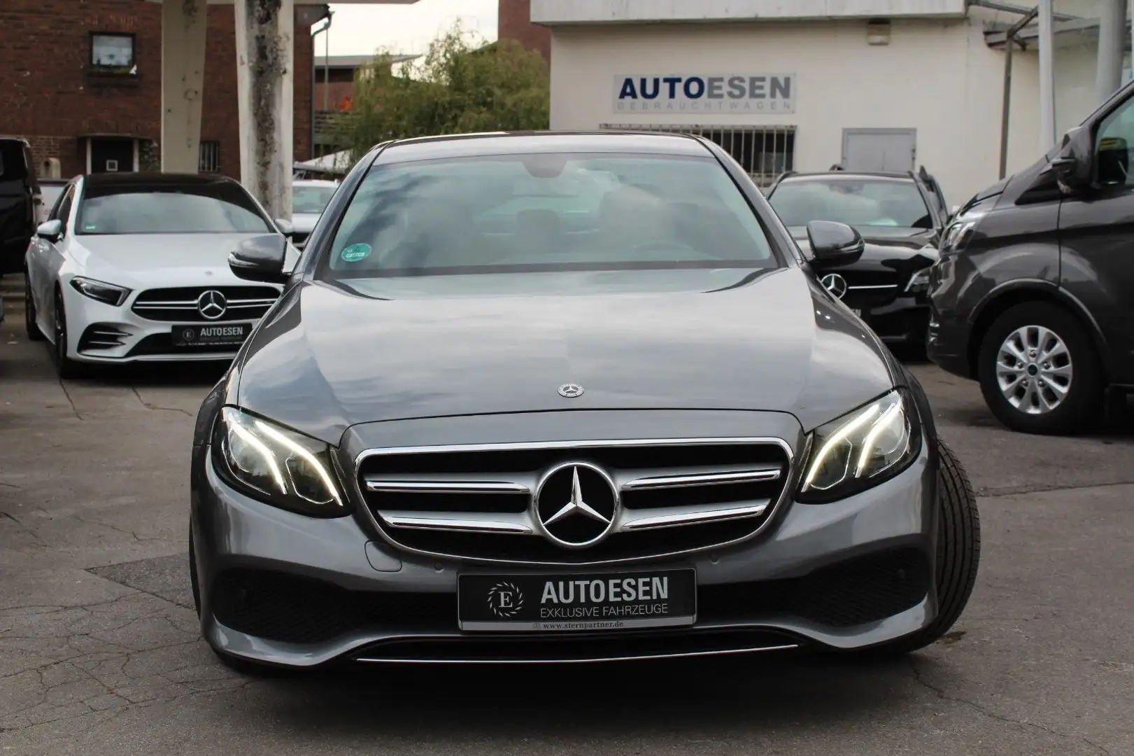 Mercedes-Benz E 220 d AVANTGARDE+NAVI+KAMERA+STANDHEIZUNG Grau - 2