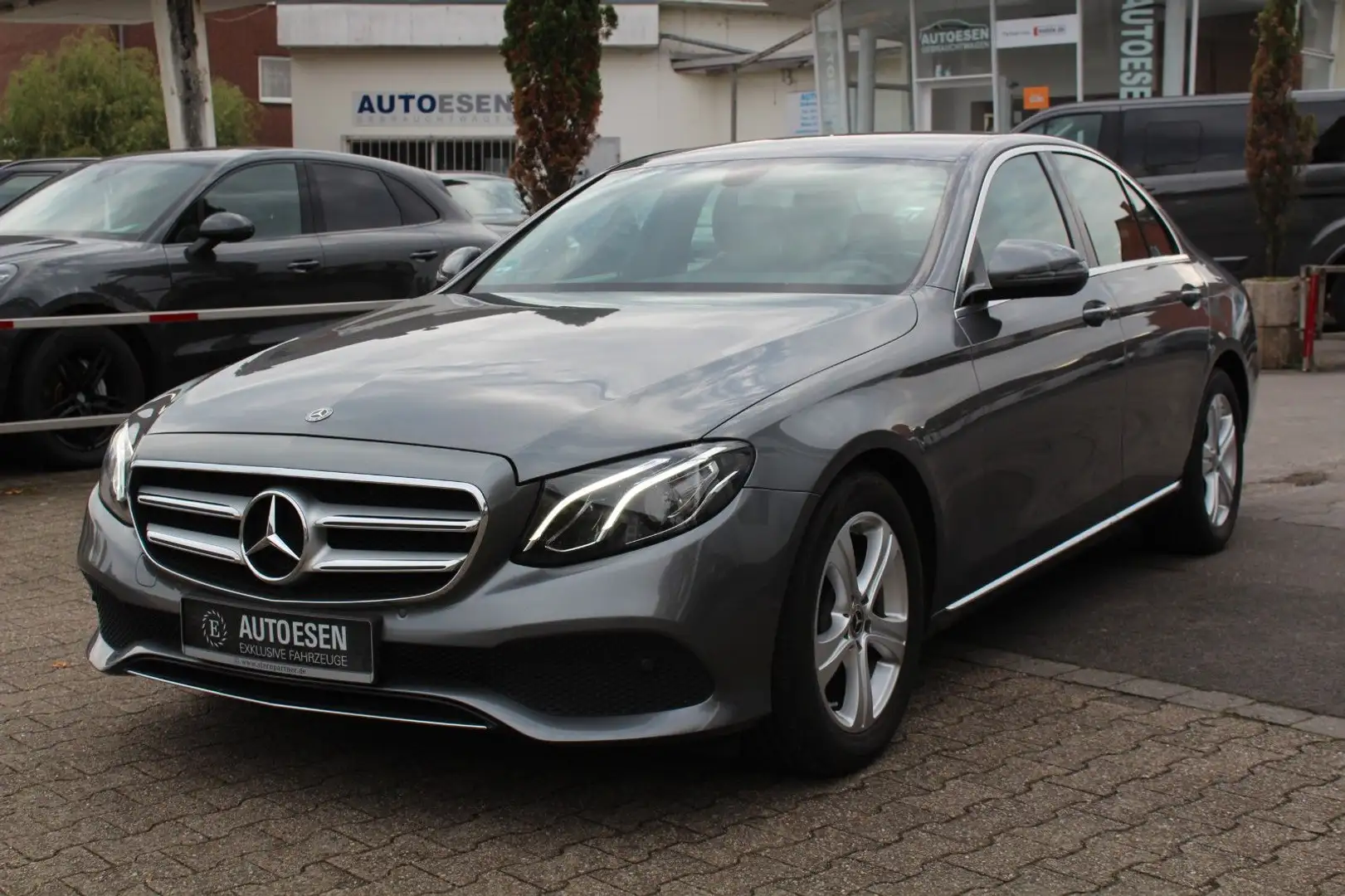 Mercedes-Benz E 220 d AVANTGARDE+NAVI+KAMERA+STANDHEIZUNG Grau - 1