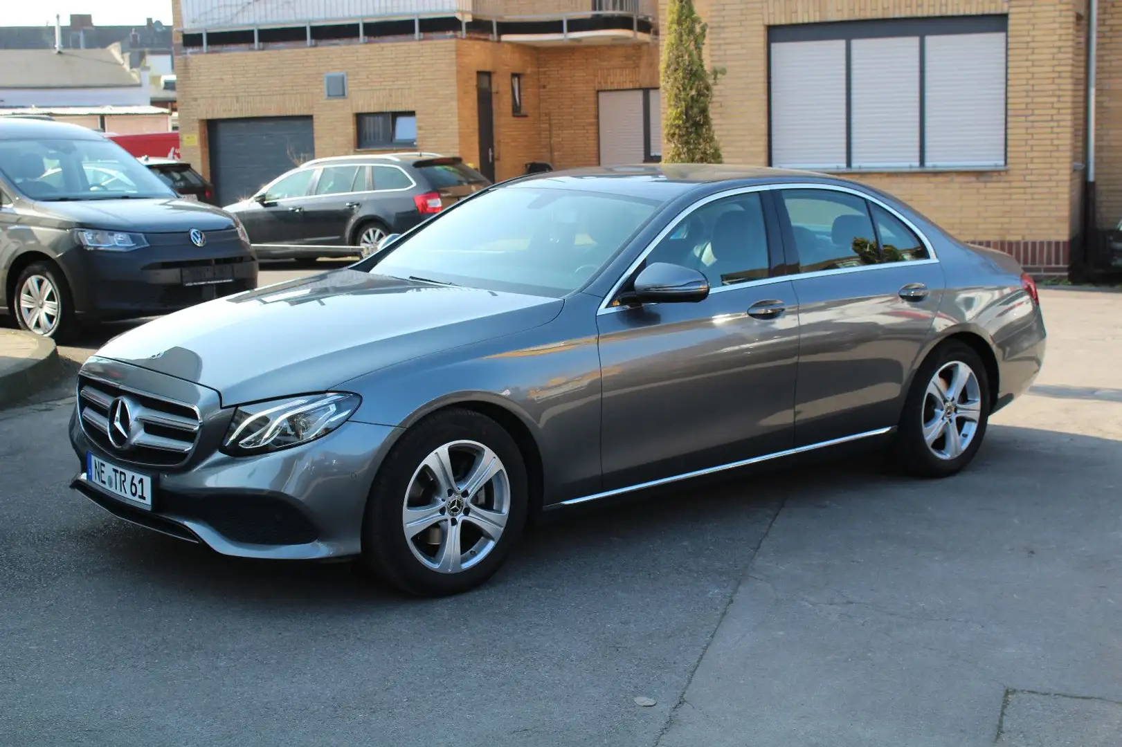 Mercedes-Benz E 220 d AVANTGARDE+NAVI+KAMERA+STANDHEIZUNG Gris - 1