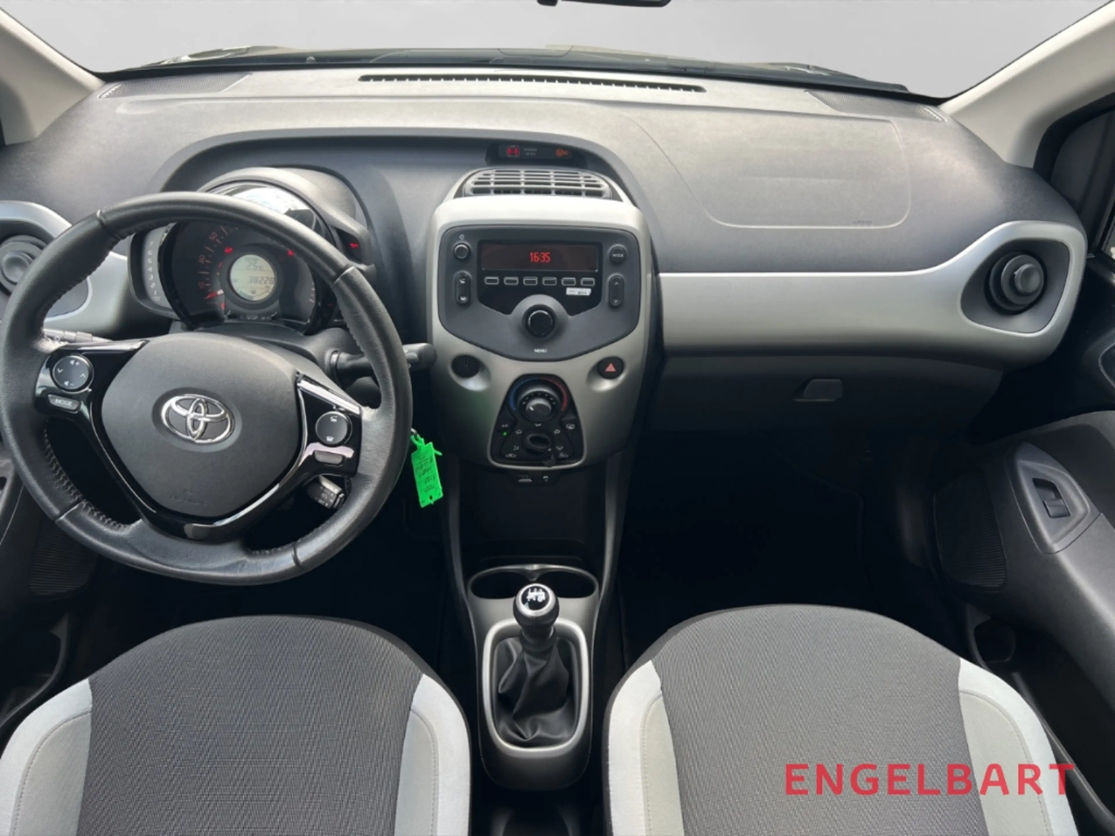 Toyota Aygo 1.0 X-Play Touch Allwetterreifen — photo 9
