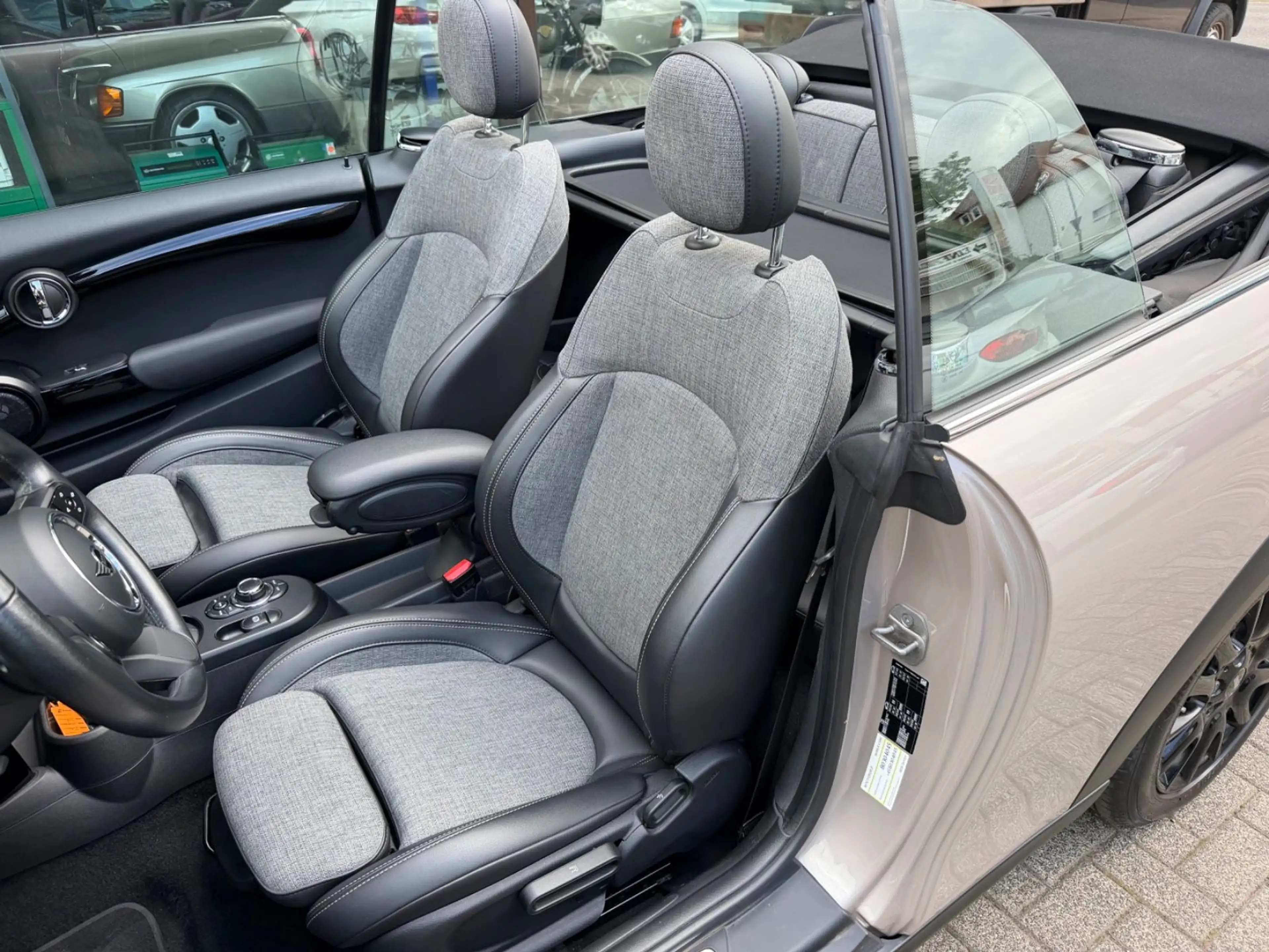 MINI Cooper Cabrio COOPER Cabrio John Cooper Classic Works Trim — photo 9