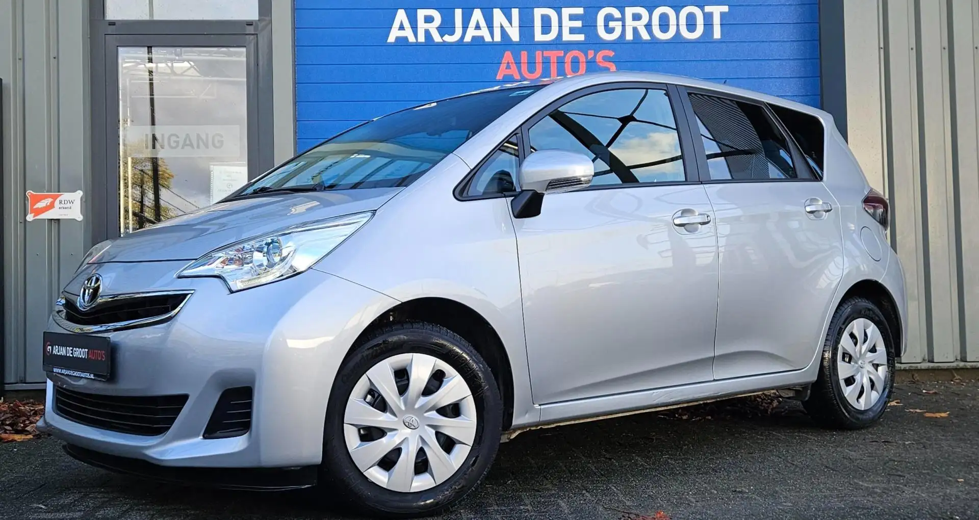 Toyota Verso-S 1.3 VVT-i AUTOMAAT Airco Cruise Trekhaak Dealer on Grijs - 1