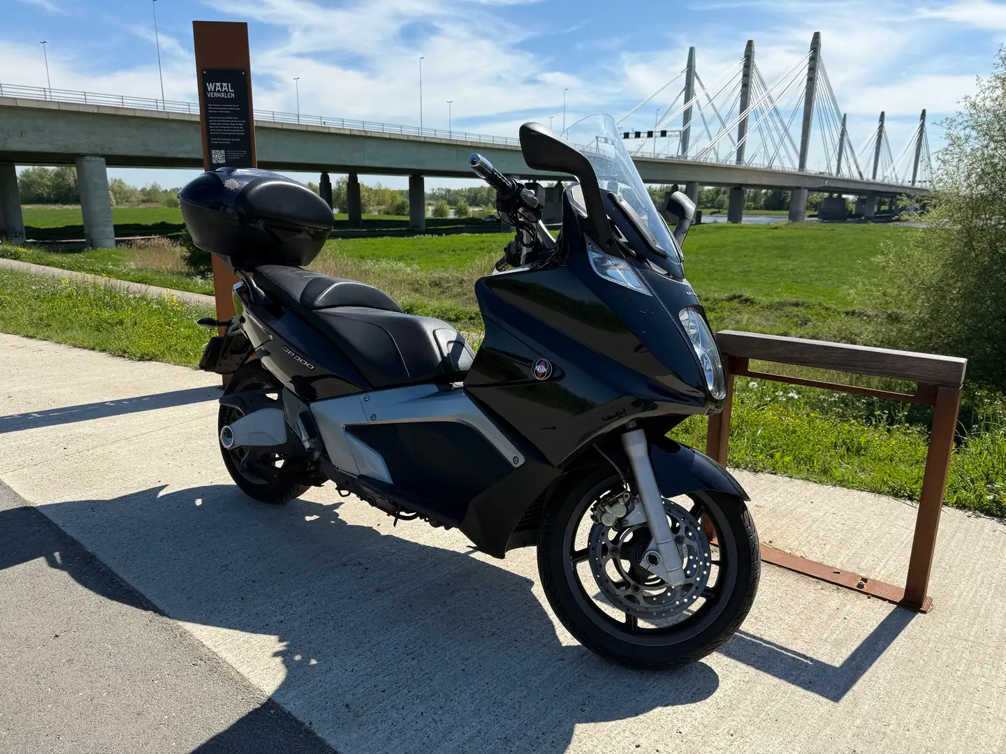 Gilera GP 800 Zwart - 1