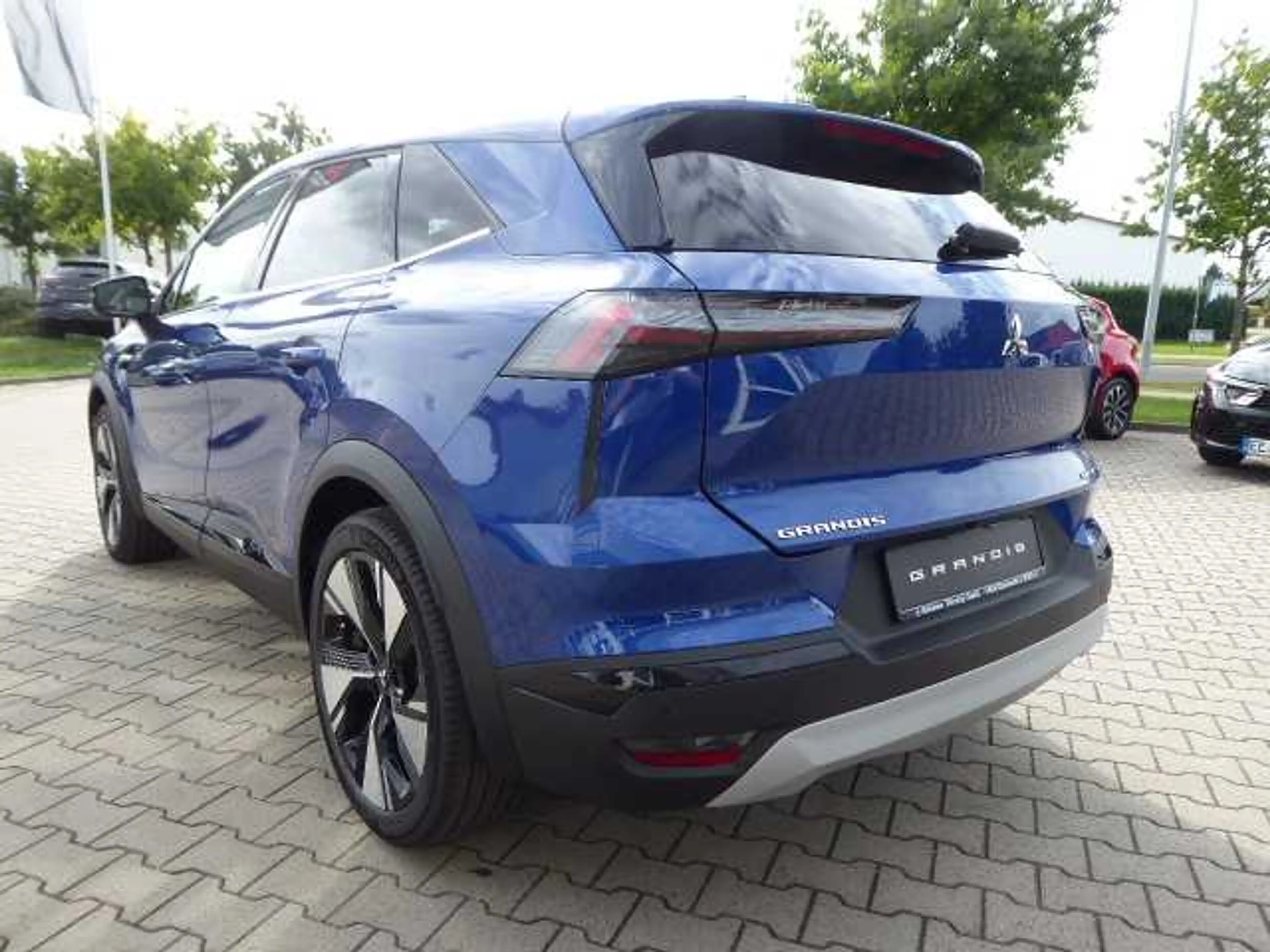 Mitsubishi Grandis Intro Edition 1.8 Hybrid — photo 2