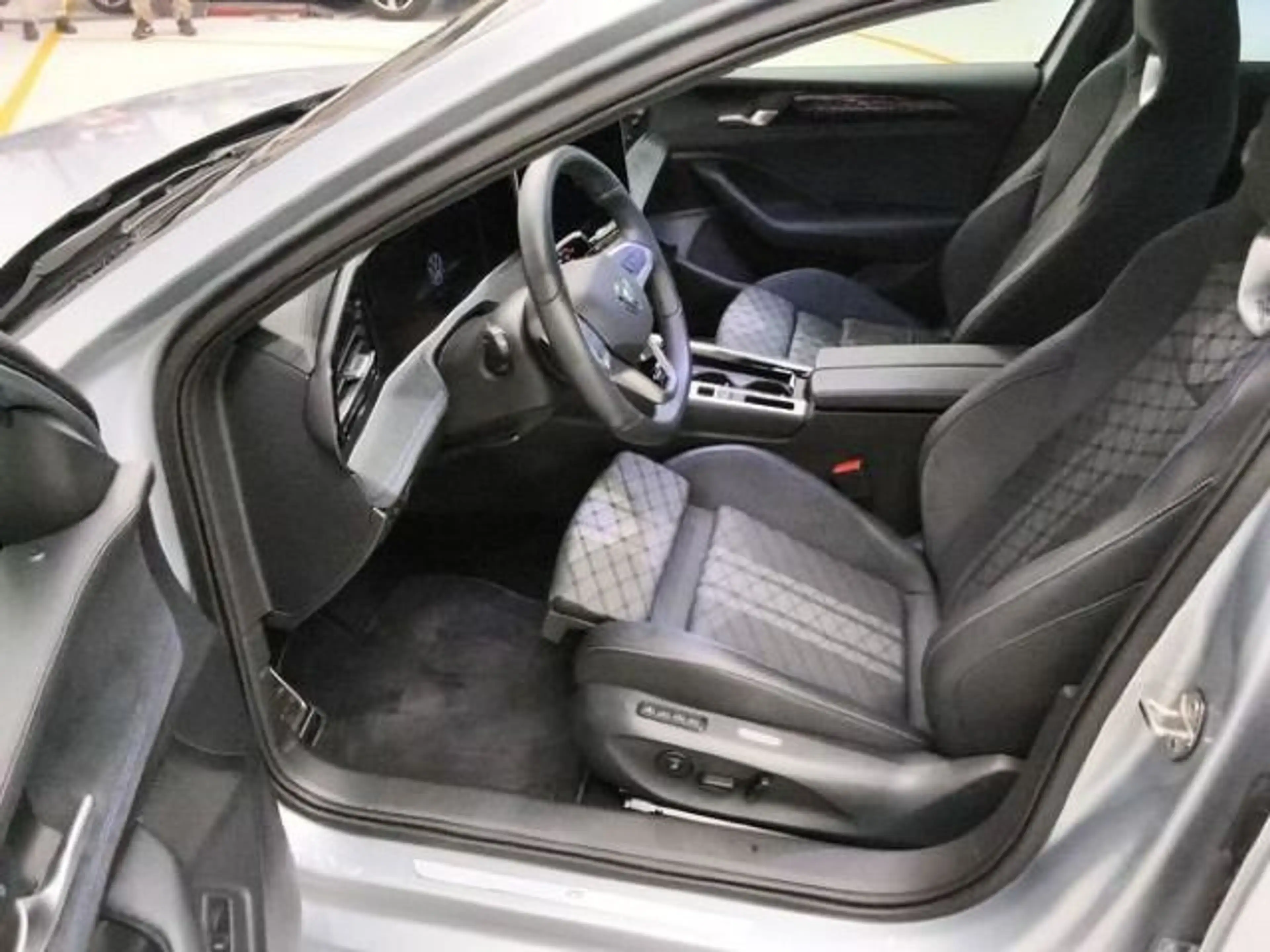 Volkswagen Passat Variant 2.0 TDI DSG R-Line Navi AHK HD-Ma — photo 6