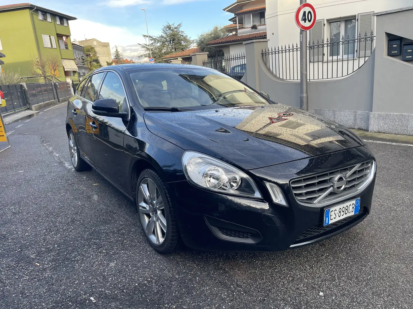 Volvo V60 V60 I 2010 2.0 d4 ved (d3) Momentum geartronic Nero - 1