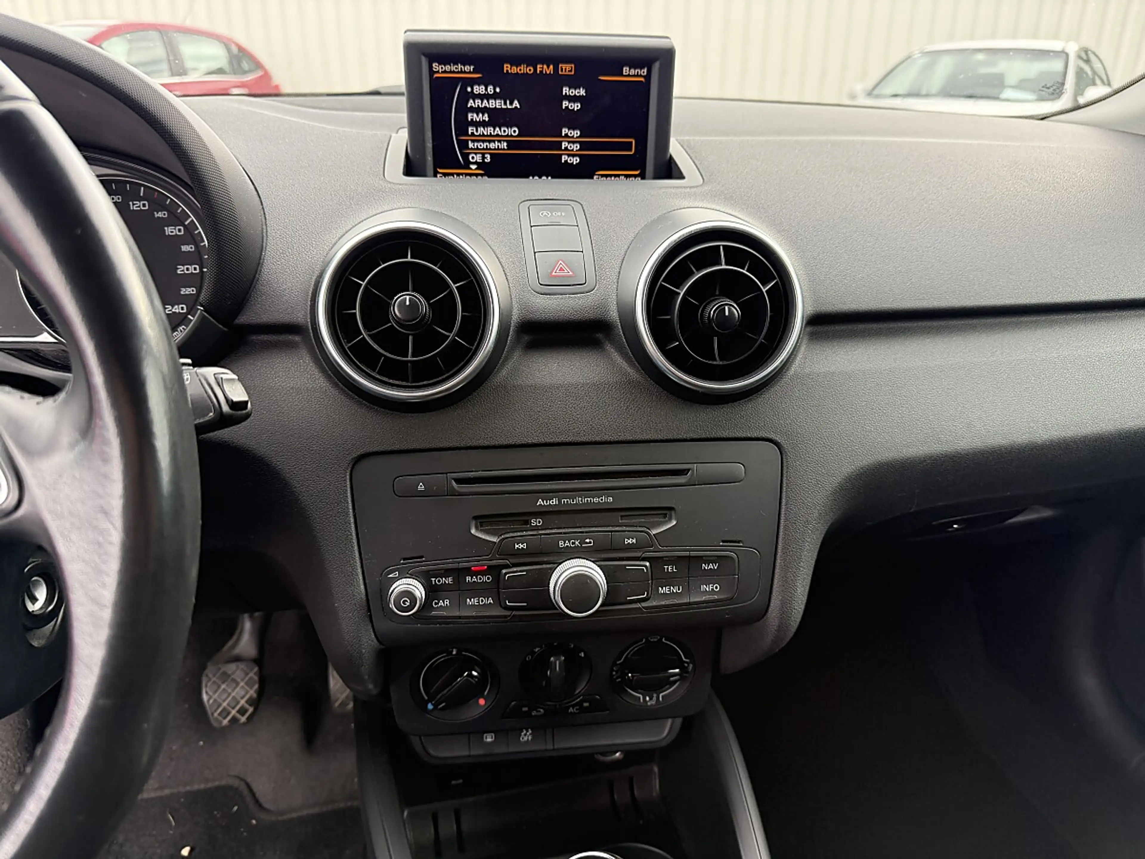 Audi A1 SB 1,2 TFSI Attraction — photo 7