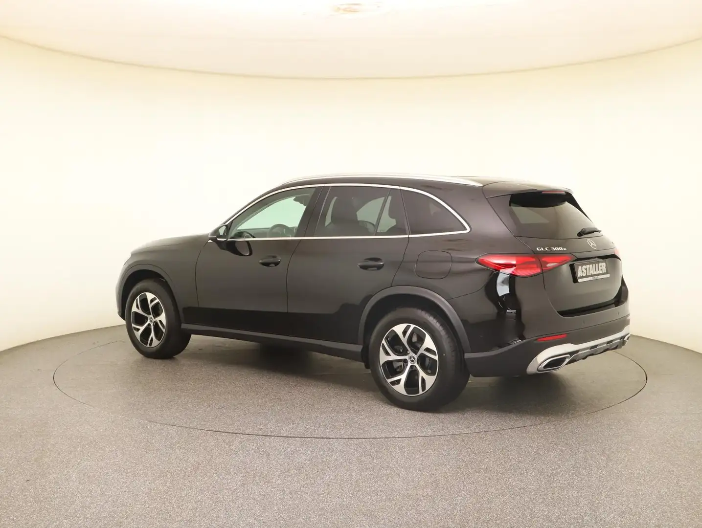 Mercedes-Benz GLC 300 e 4M Avantgarde2x MBUX+LED+AHK+WiPa+Park Czarny - 2