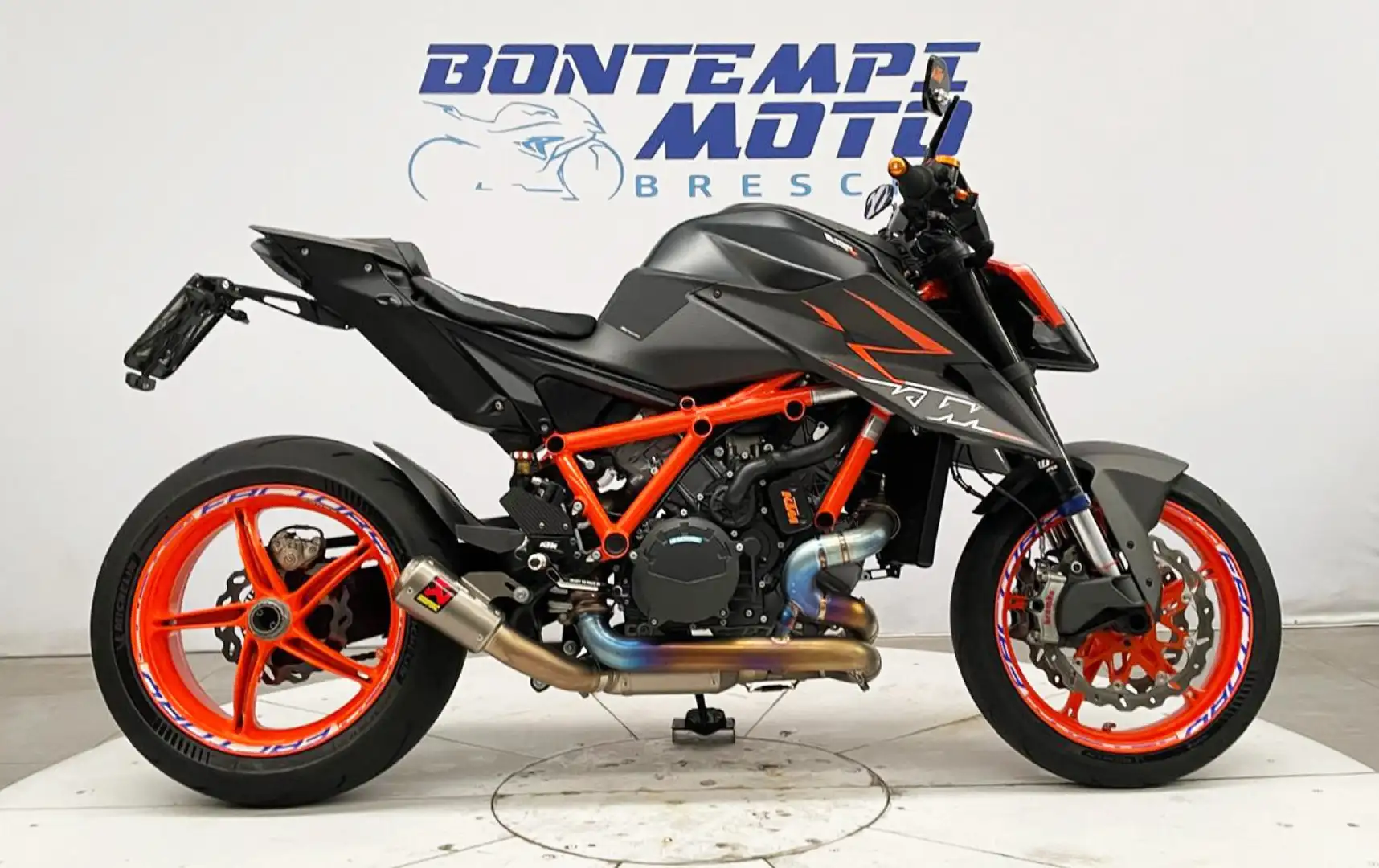KTM 1290 Super Duke R 2023 EVO - KM 5000 !!! + AKRAPOVIC COMPLETO Nero - 1