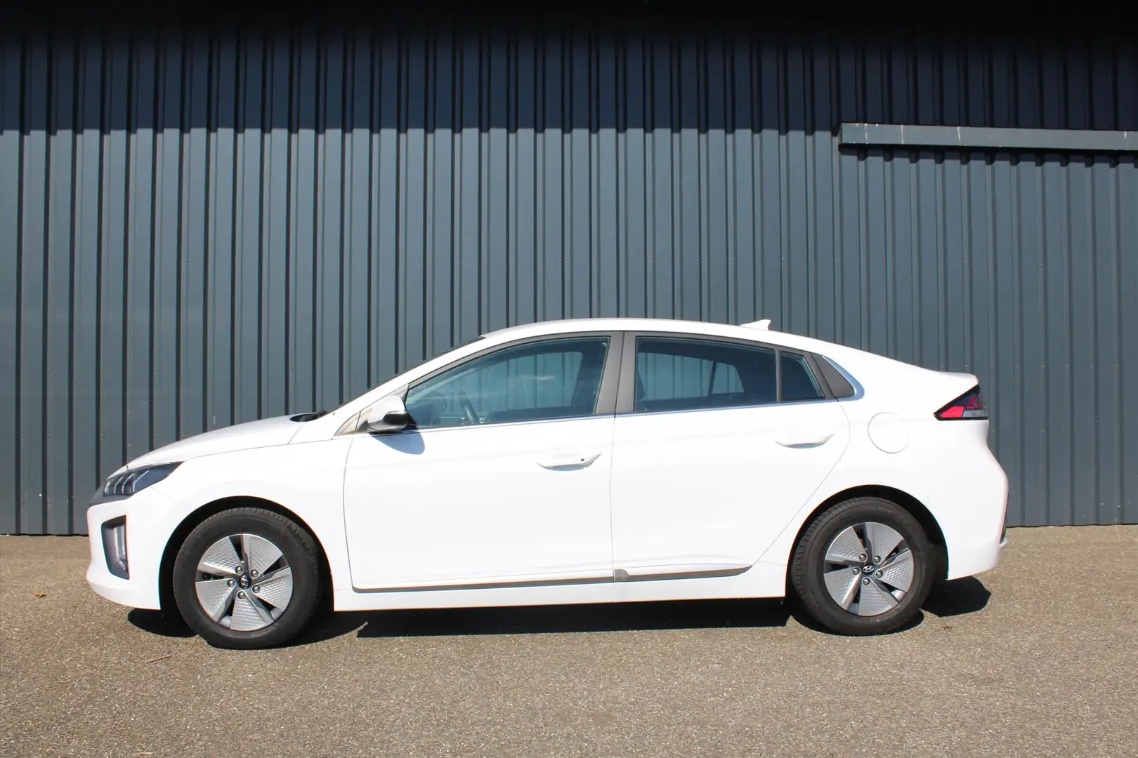 Hyundai IONIQ 1.6 GDI HEV 141 pk DCT Comfort Navigatie | Camera Wit - 2