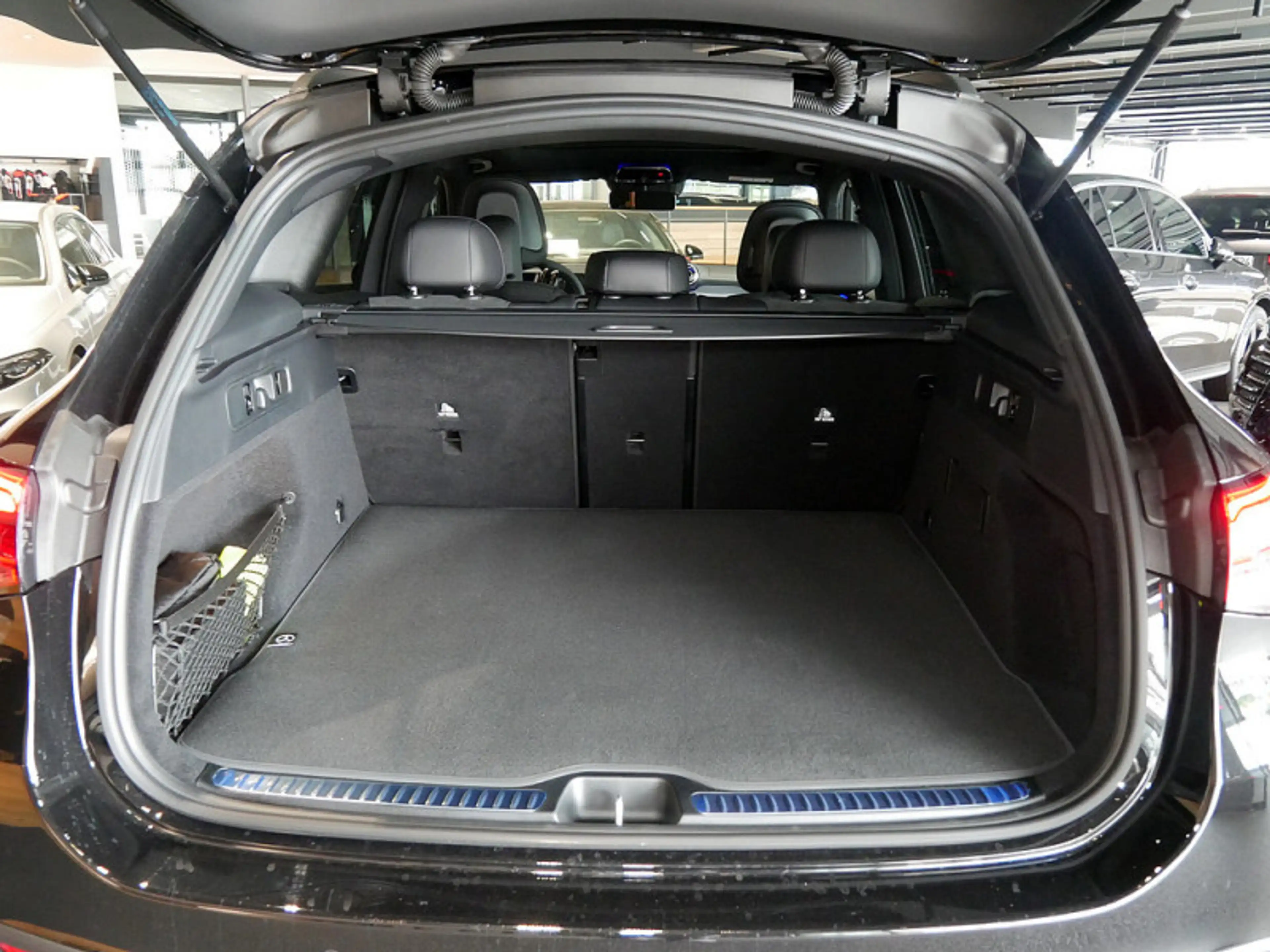 Mercedes-Benz GLC 300 d 4MATIC AMG BURM NIGHT MEMO AHK DISTR — photo 11