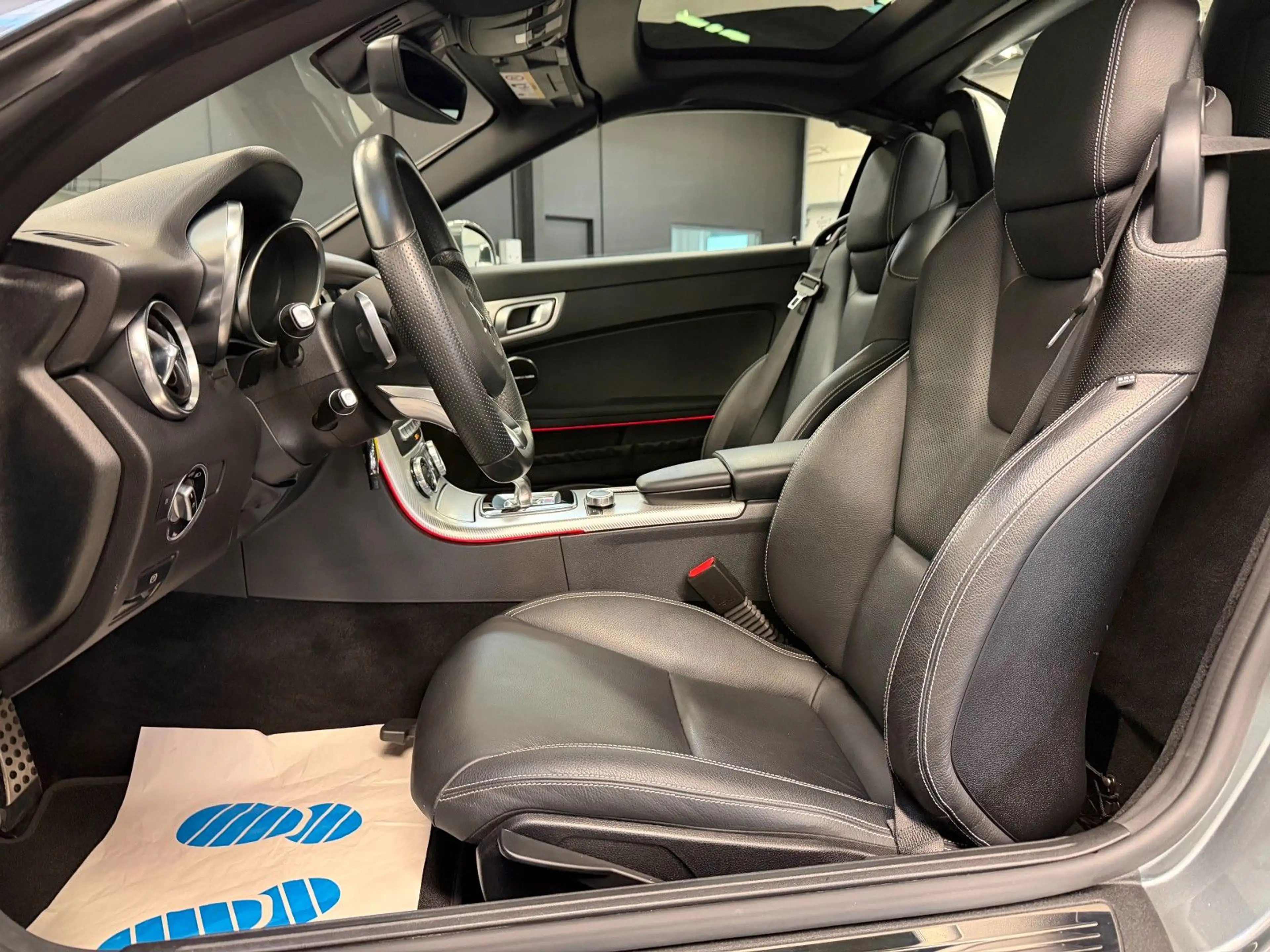 Mercedes-Benz SLC 300 Roadster AMG H&K / RFK / ILS / Ambiente — photo 11
