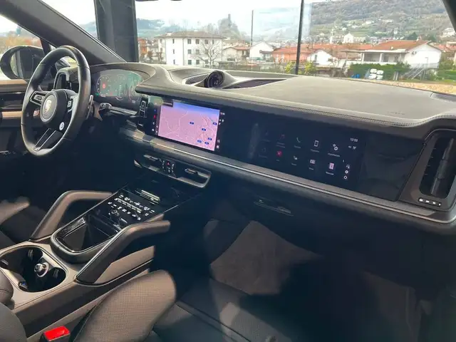 Porsche Cayenne view 13