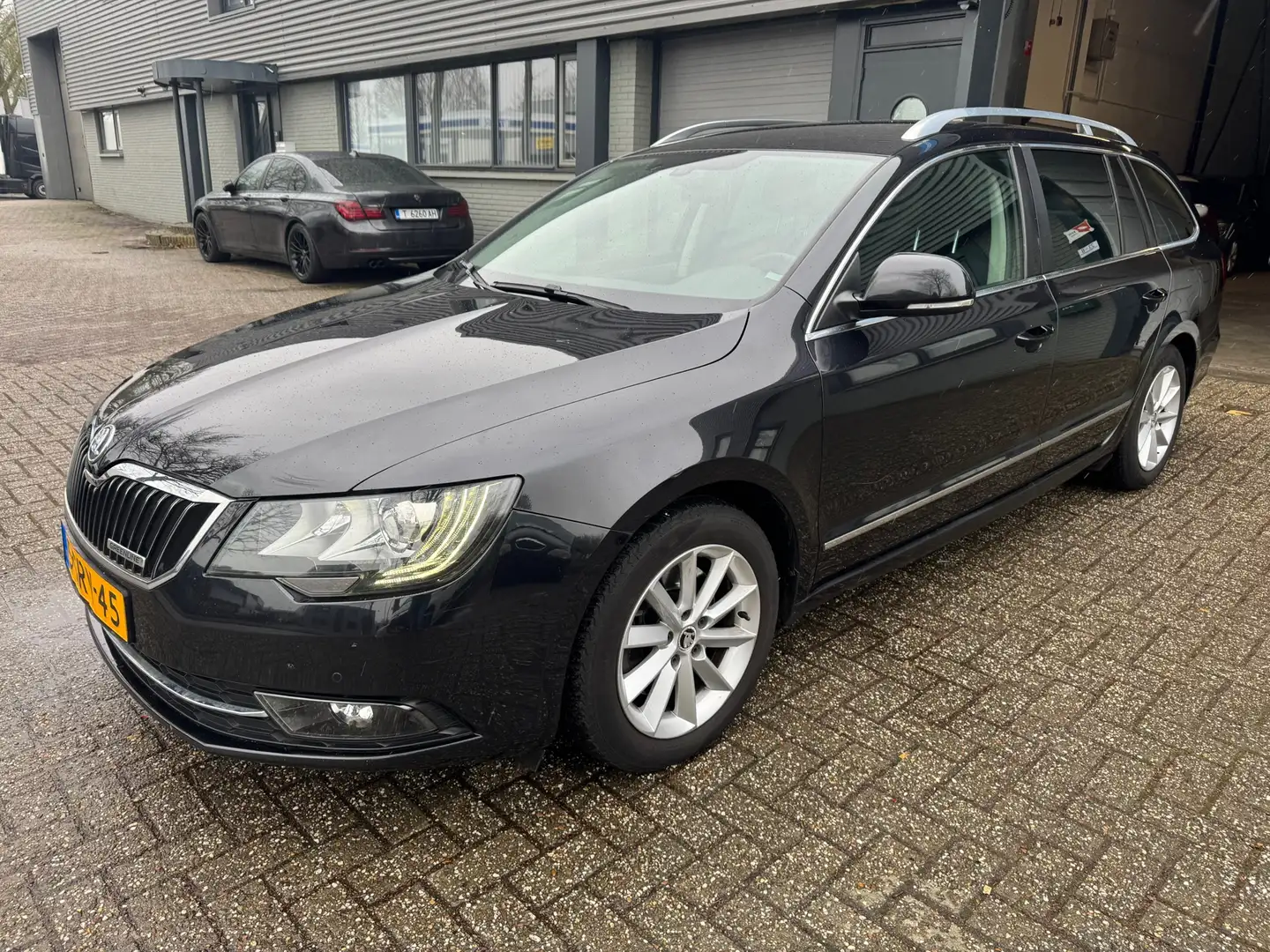 Skoda Superb Combi 1.6 TDI Ambition Schwarz - 1