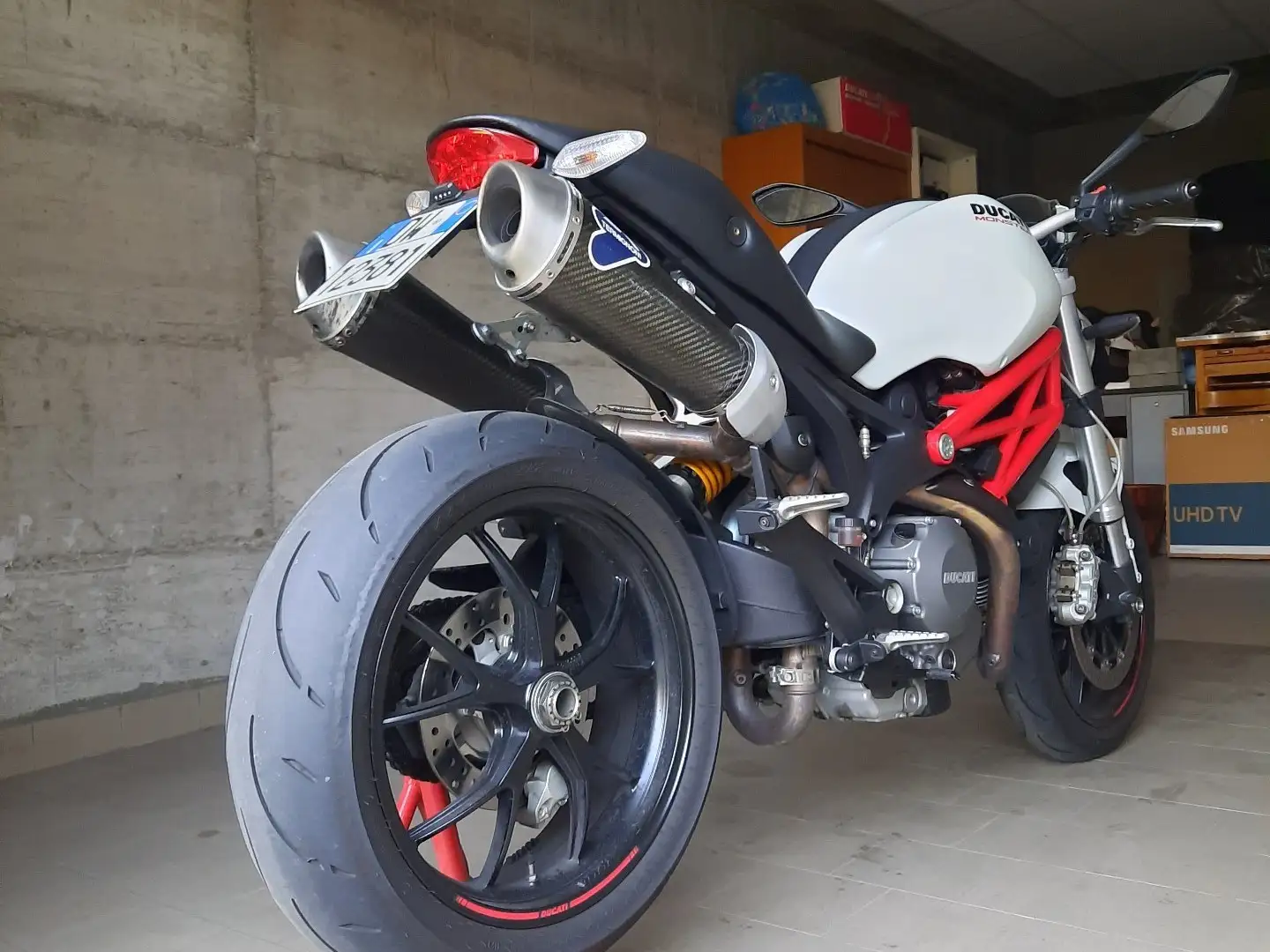 Ducati Monster 796 White - 1