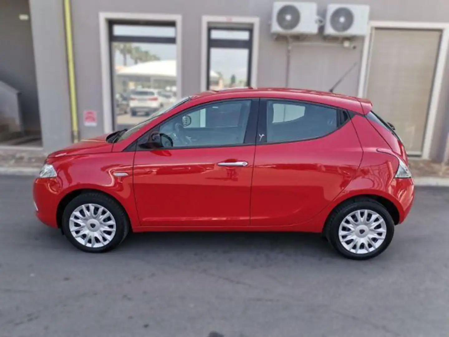 Lancia Ypsilon 1.0 FireFly 5 porte S&S Hybrid Rojo - 2