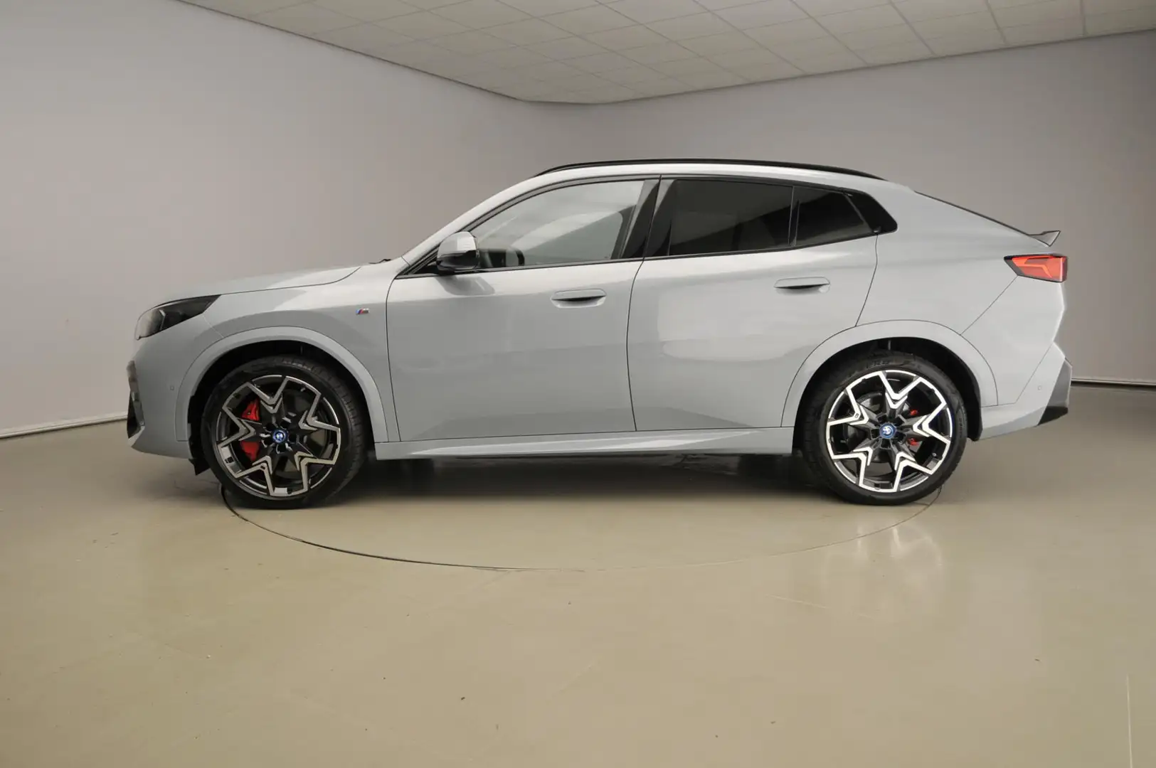 BMW iX2 xDrive30 | M-Sportpakket | LED | HUD | Schuifdak | Grijs - 2