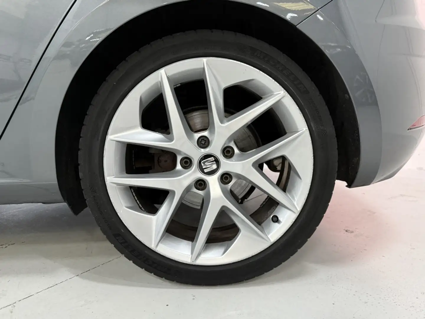 SEAT Leon 1.8 TSI FR BnsI. *Pano*Automaat*Leder* Grijs - 2