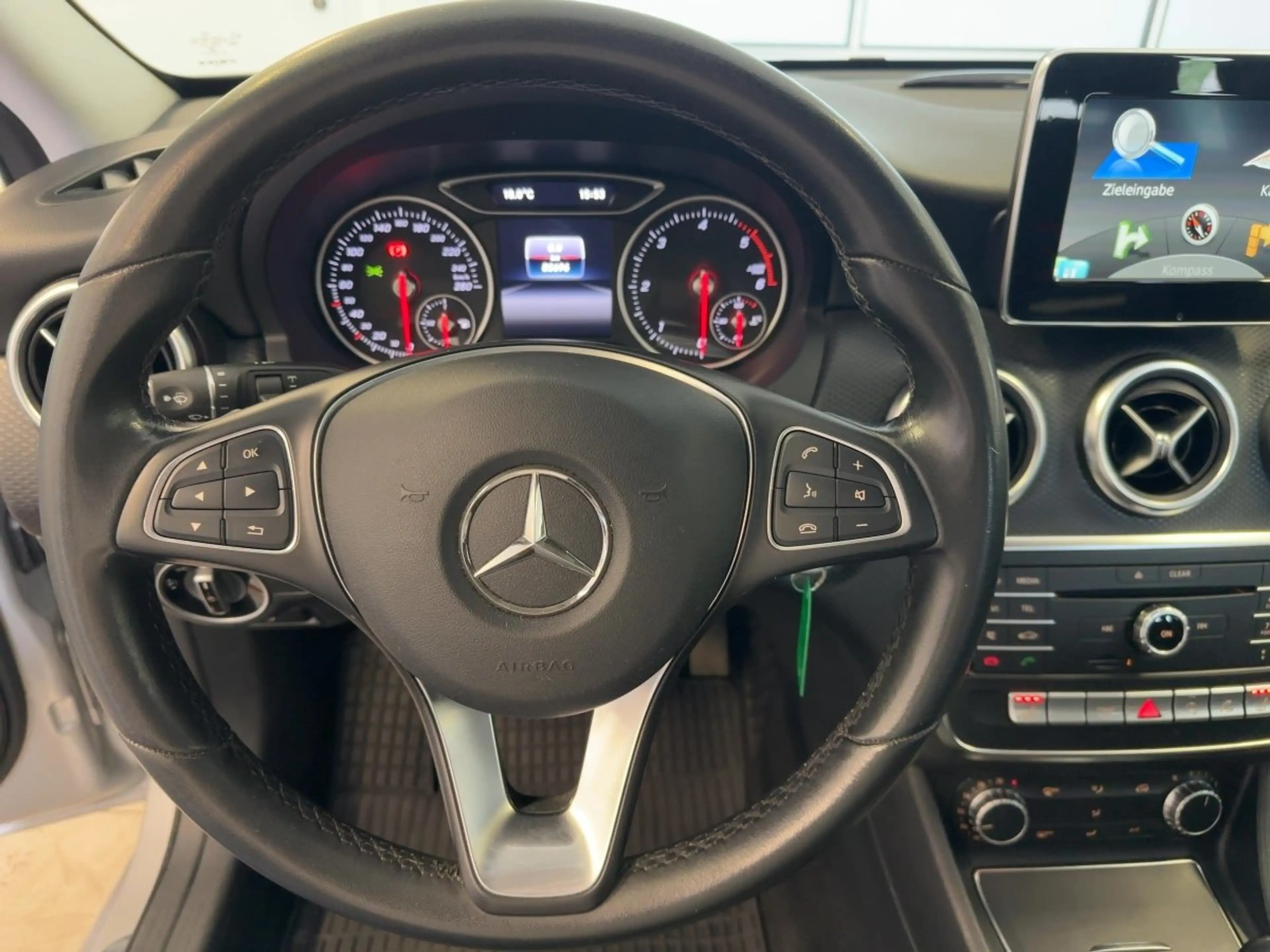Mercedes-Benz A 180 d SH Navi LED — photo 5