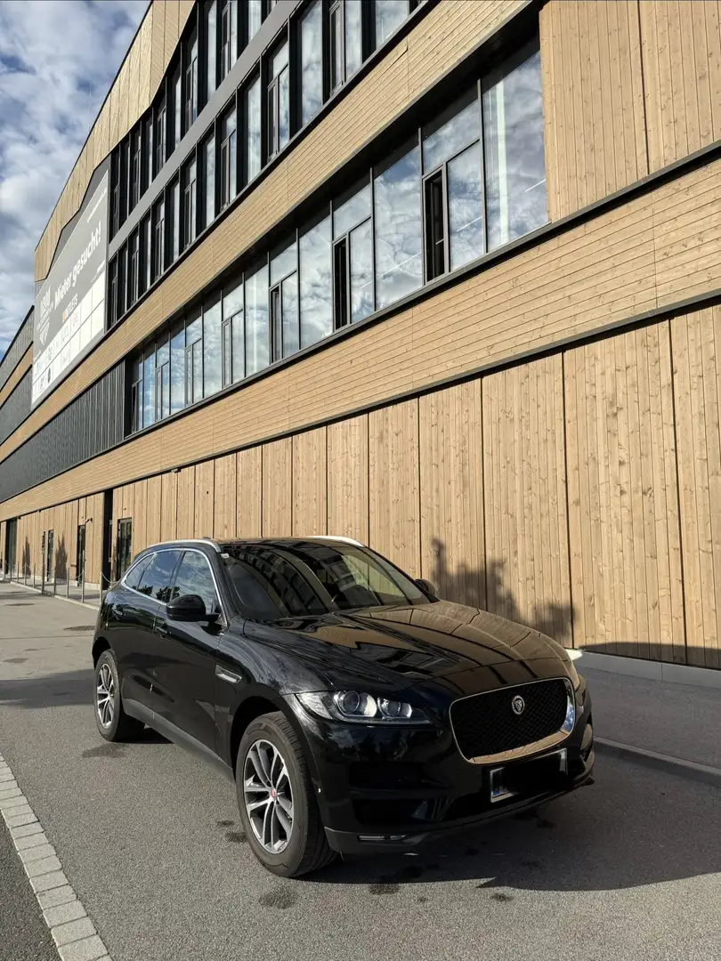 Jaguar F-Pace 20d AWD Portfolio Aut. Schwarz - 2