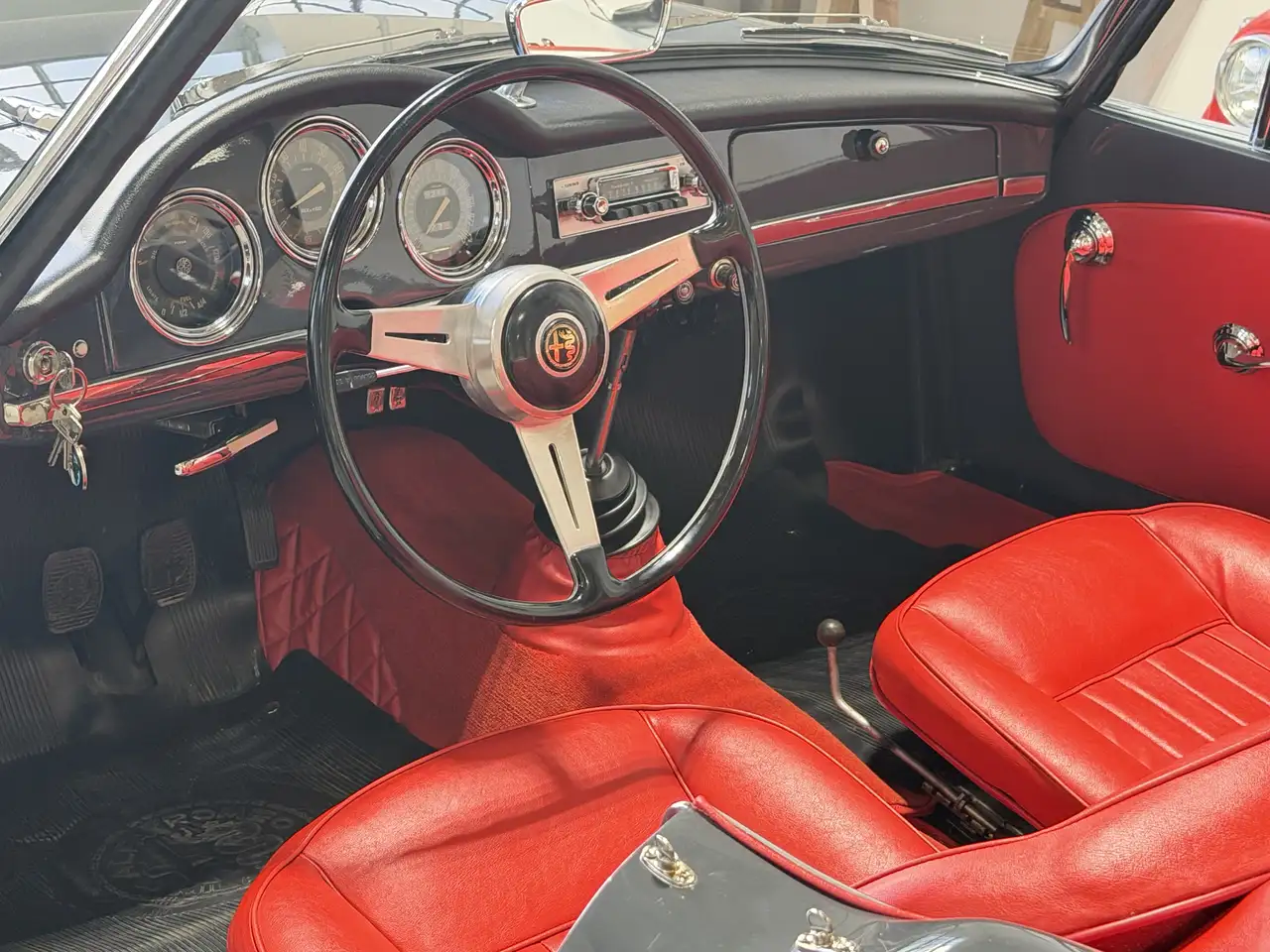 Alfa Romeo Giulia Spider Grigio Grafite Interno Rosso Asi Oro, foto 9