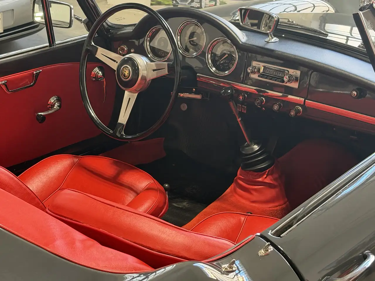 Alfa Romeo Giulia Spider Grigio Grafite Interno Rosso Asi Oro, foto 2