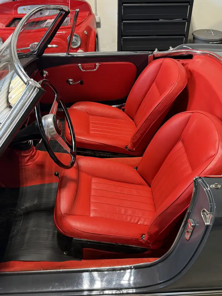 Alfa Romeo Giulia Spider Grigio Grafite Interno Rosso Asi Oro, foto 8