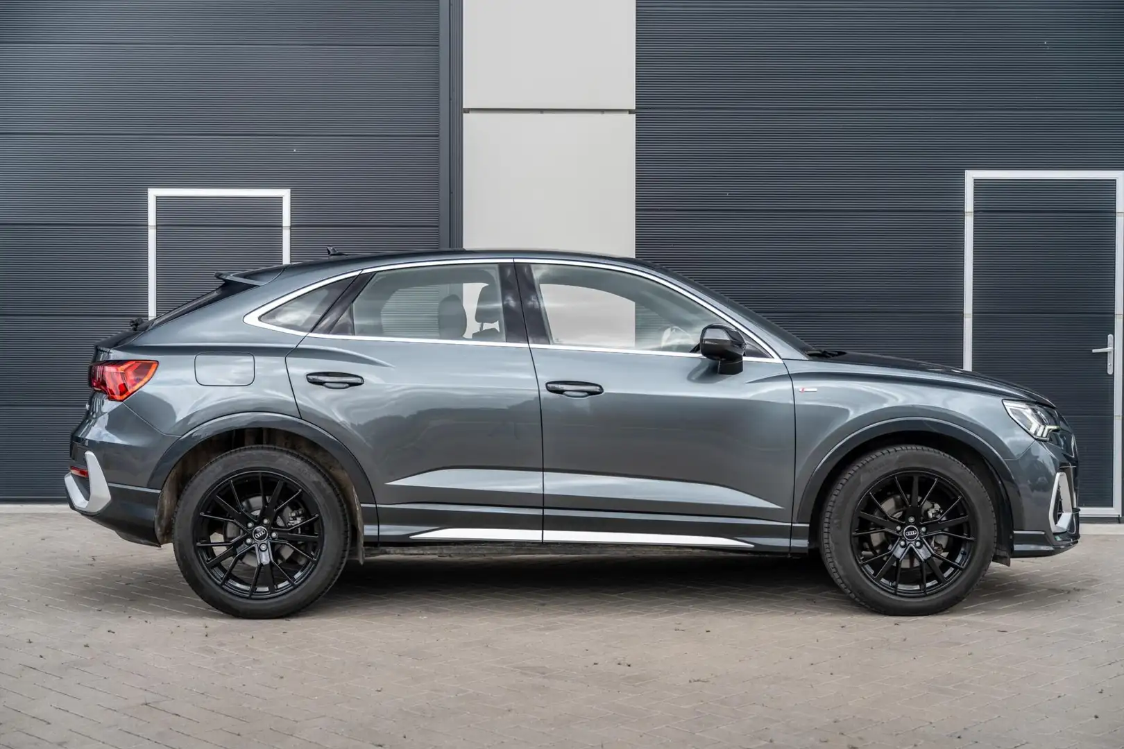 Audi Q3 Sportback 35 TFSI S Edition Dodehoek|Leder|Keyless Grijs - 2