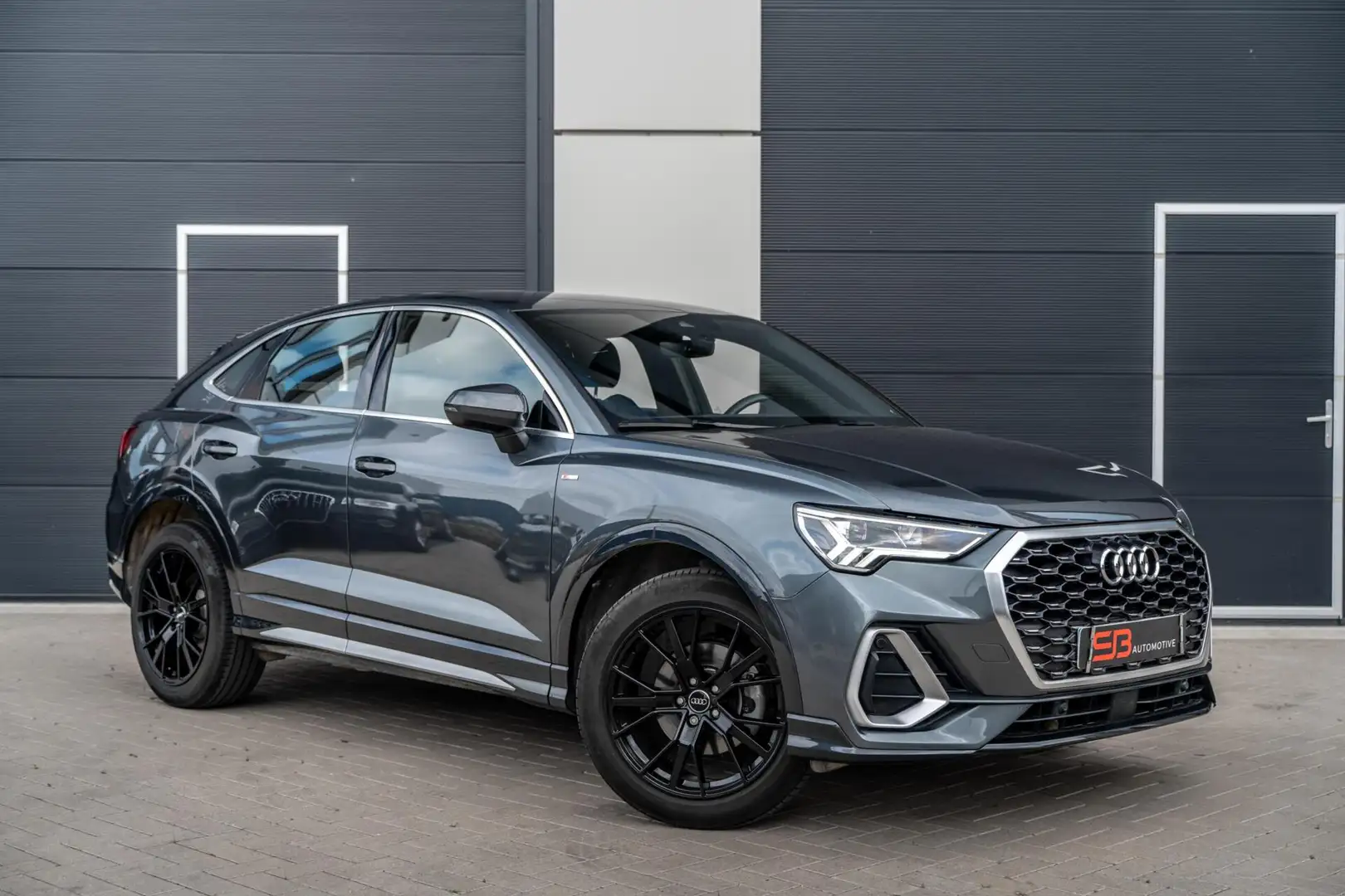 Audi Q3 Sportback 35 TFSI S Edition Dodehoek|Leder|Keyless Grijs - 1