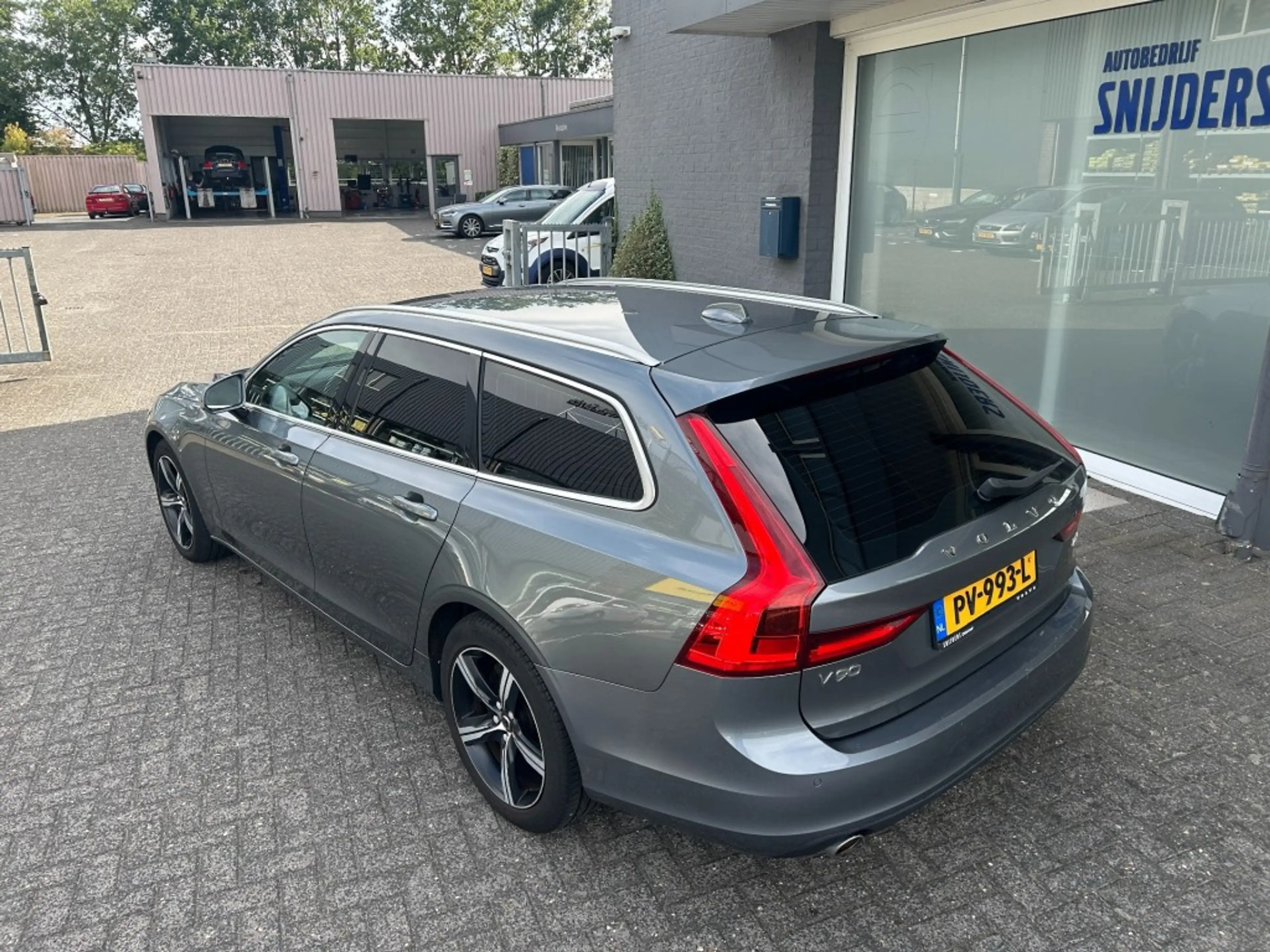 Volvo V90 2.0 D4 MOMENTUM Geartronic — photo 7