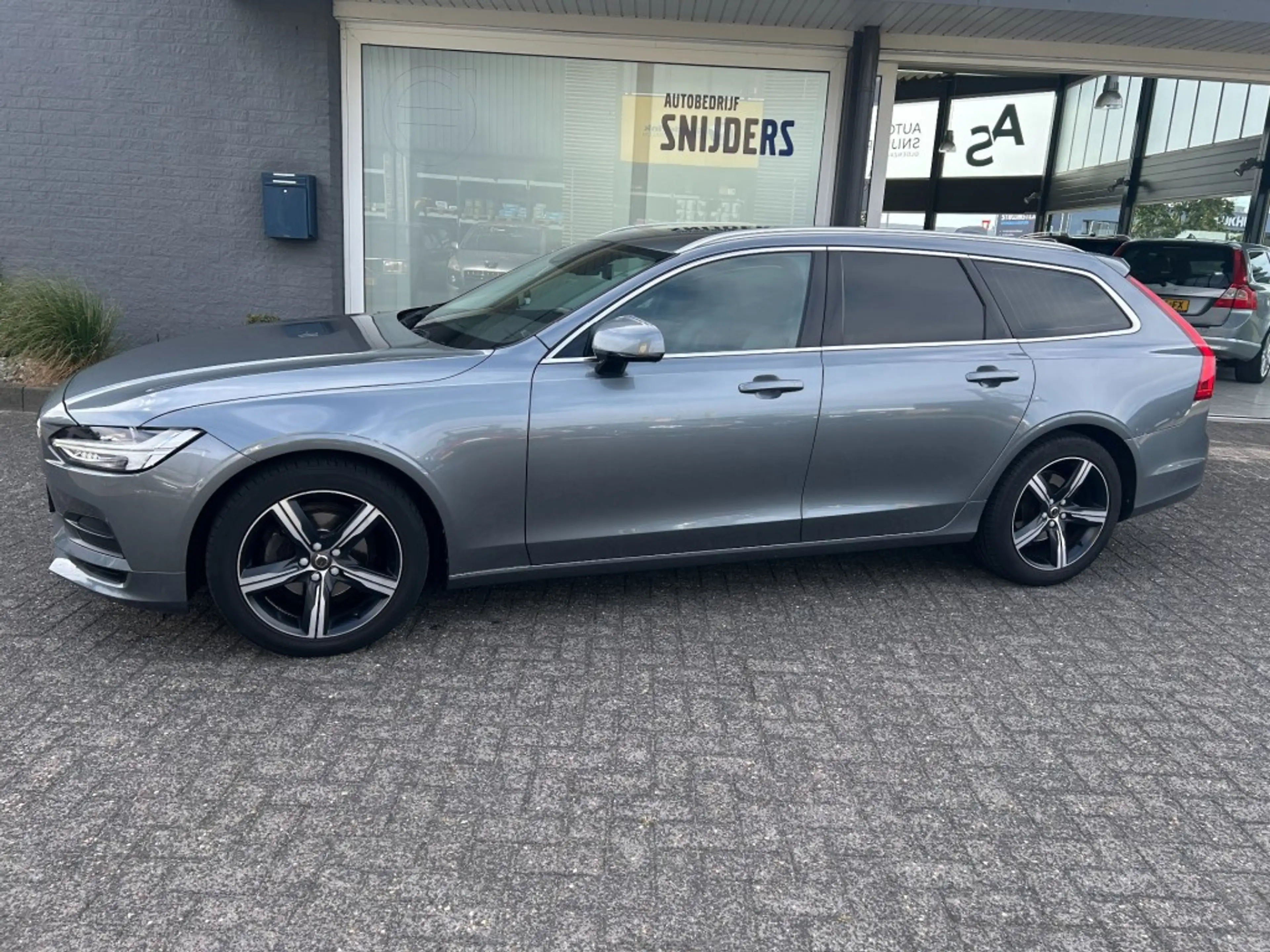 Volvo V90 2.0 D4 MOMENTUM Geartronic — photo 5