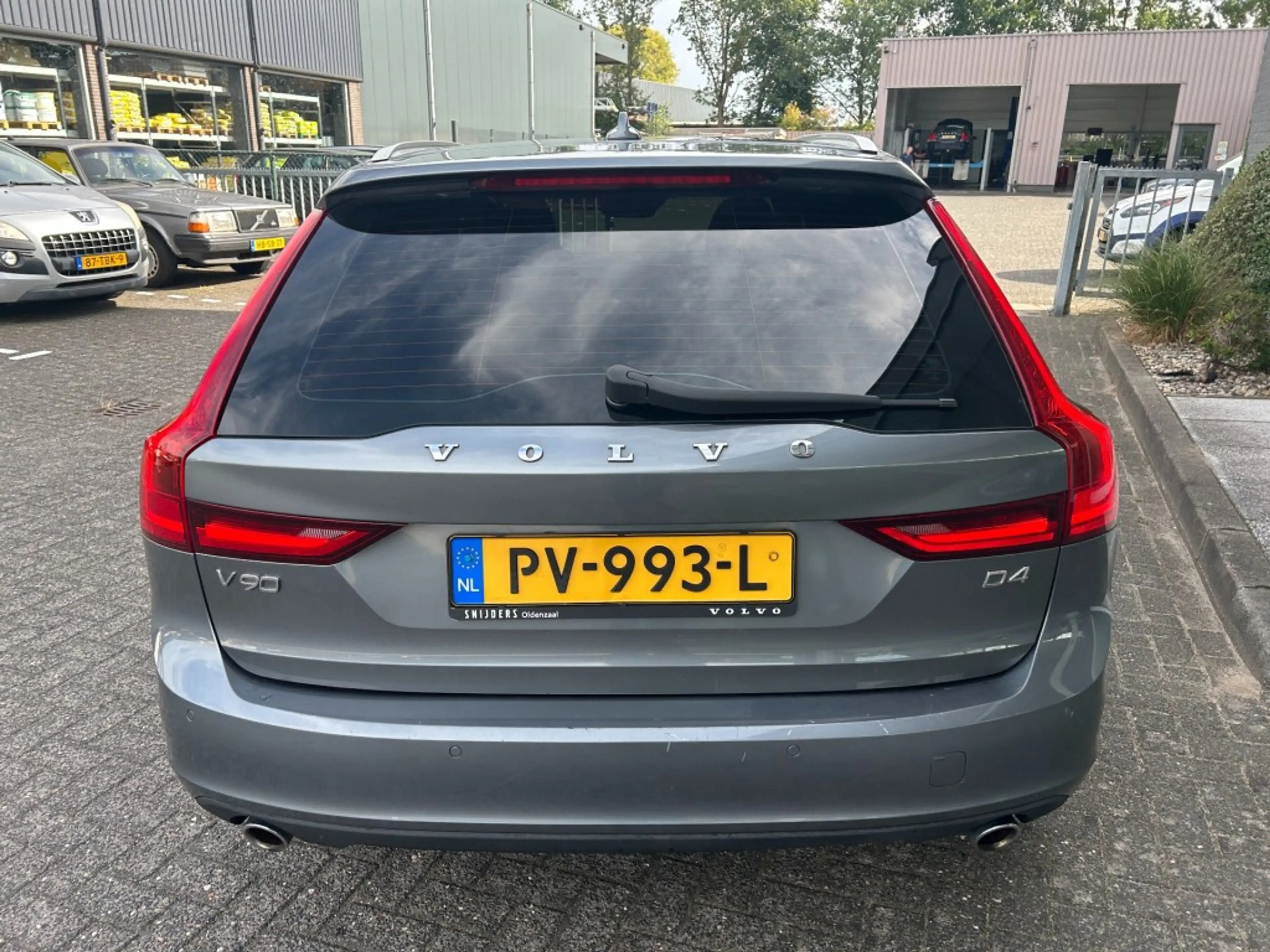 Volvo V90 2.0 D4 MOMENTUM Geartronic — photo 8