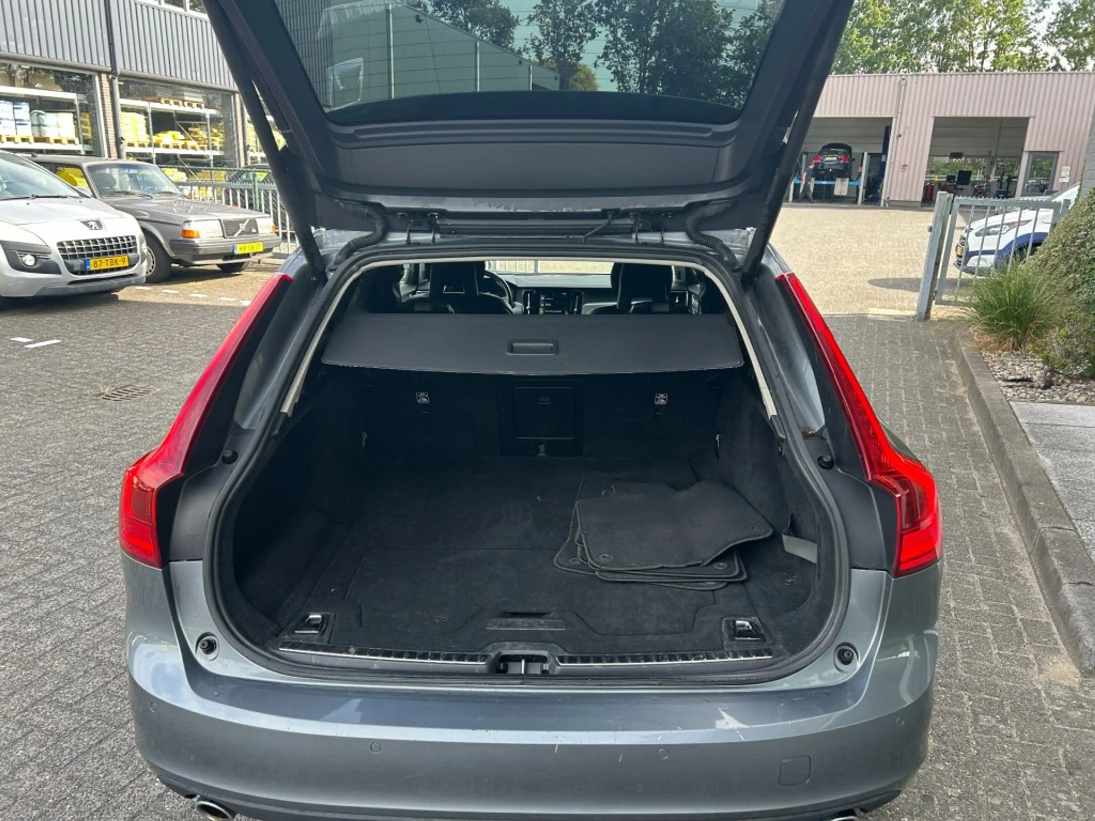 Volvo V90 2.0 D4 MOMENTUM Geartronic — photo 9