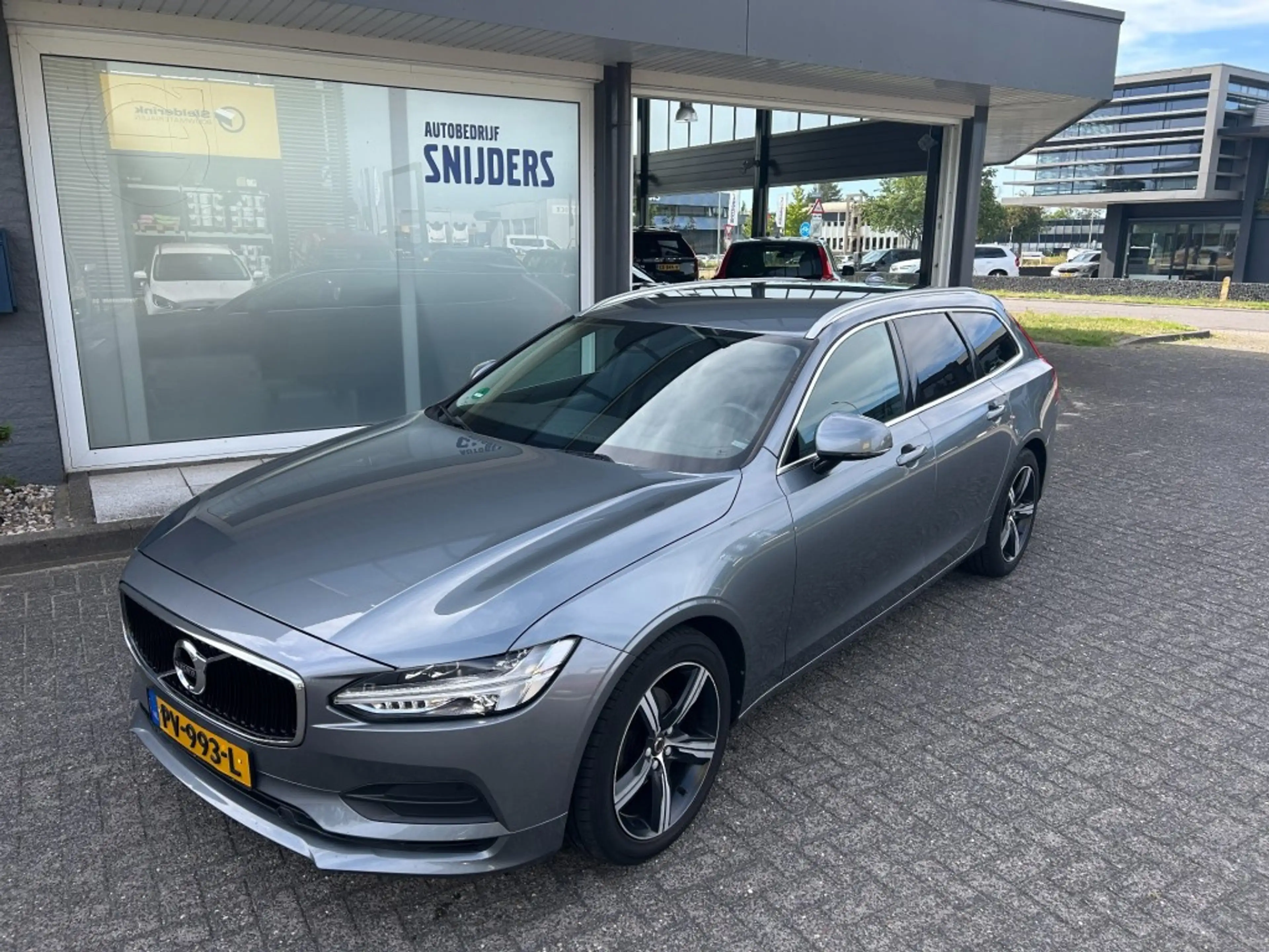 Volvo V90 2.0 D4 MOMENTUM Geartronic — photo 3