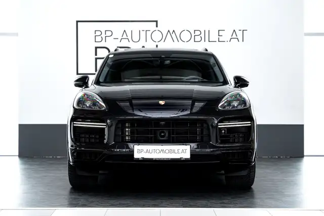 Porsche Cayenne view 3