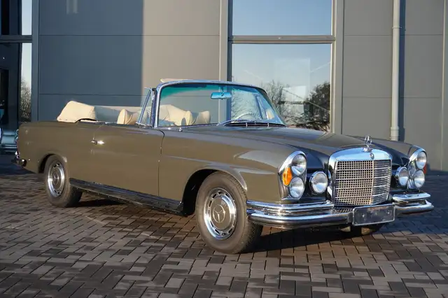 Mercedes-Benz 280 SE 3,5 Cabriolet W 111 Conversion