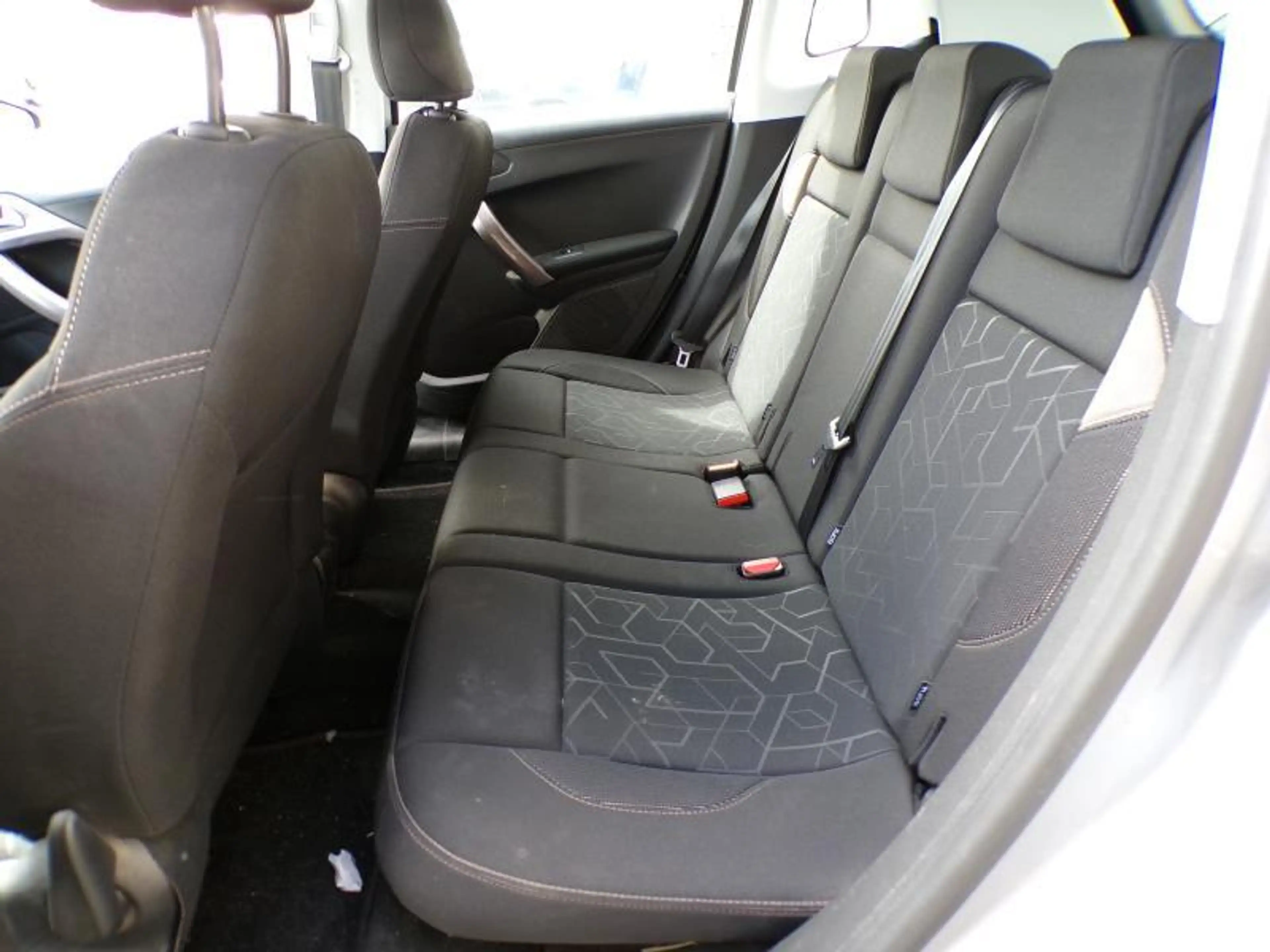 Peugeot 2008 1.2 110cv gris 11/15 Airco GPS Capteurs — photo 8