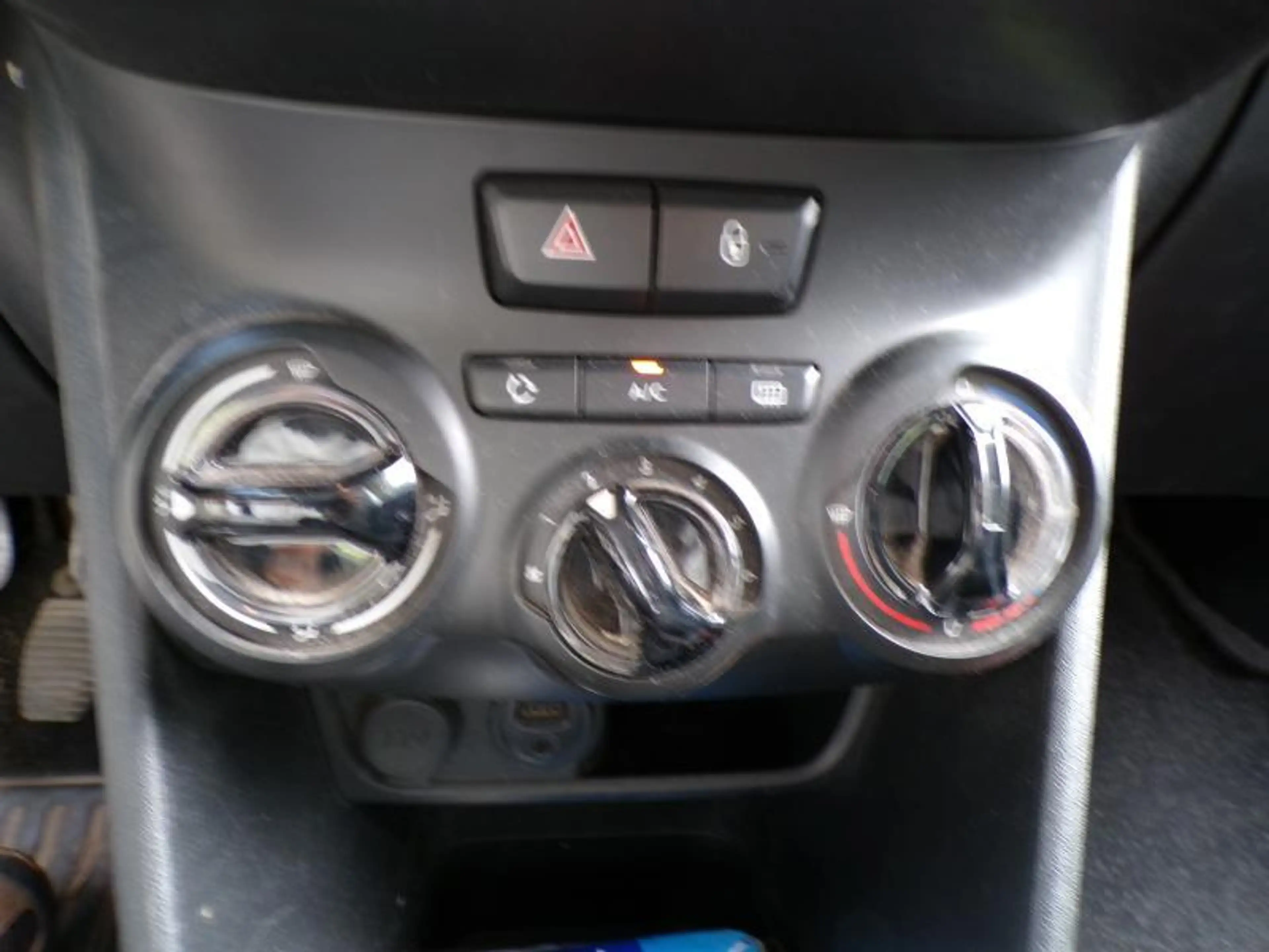 Peugeot 2008 1.2 110cv gris 11/15 Airco GPS Capteurs — photo 10