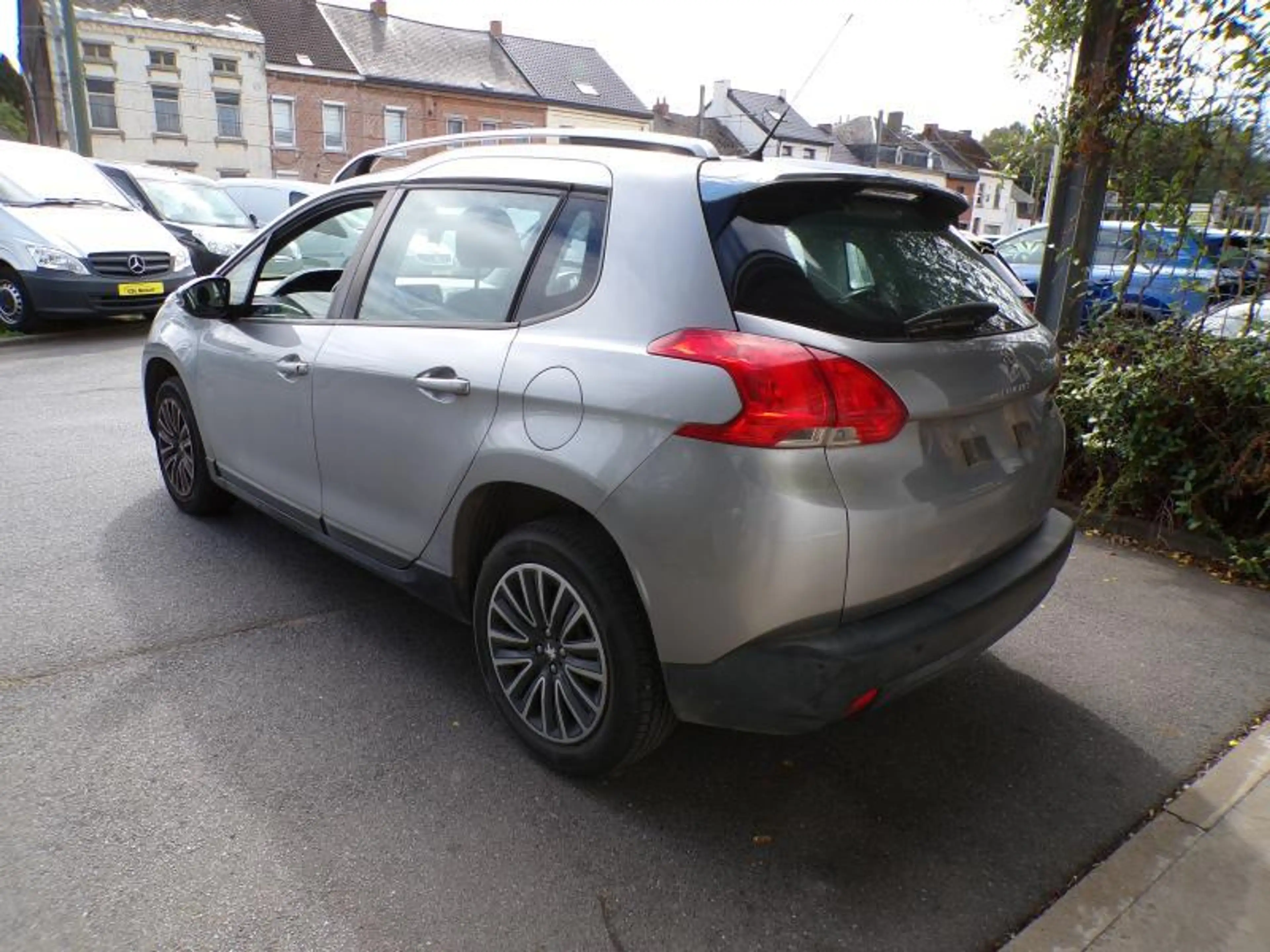 Peugeot 2008 1.2 110cv gris 11/15 Airco GPS Capteurs — photo 6