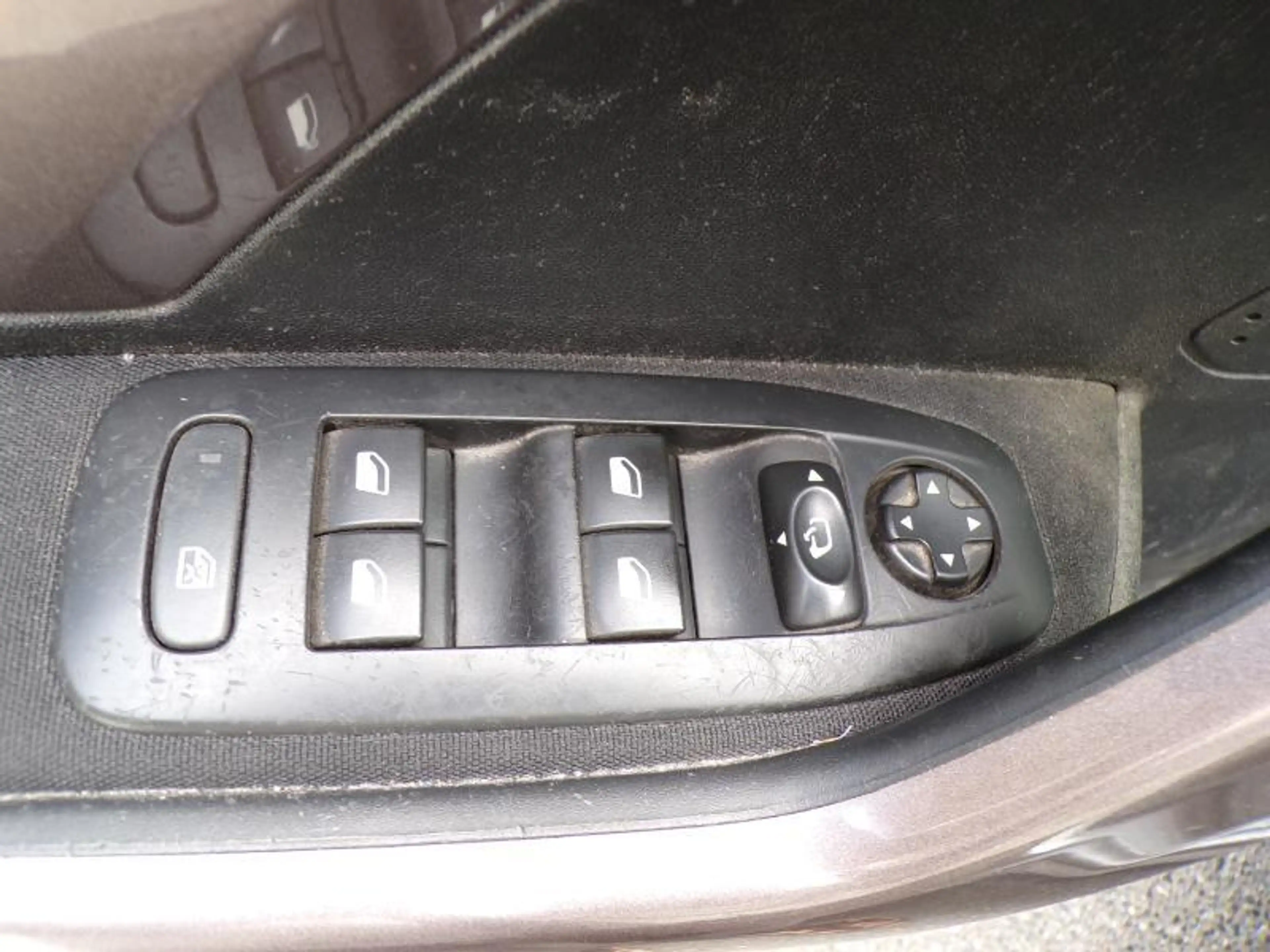 Peugeot 2008 1.2 110cv gris 11/15 Airco GPS Capteurs — photo 9