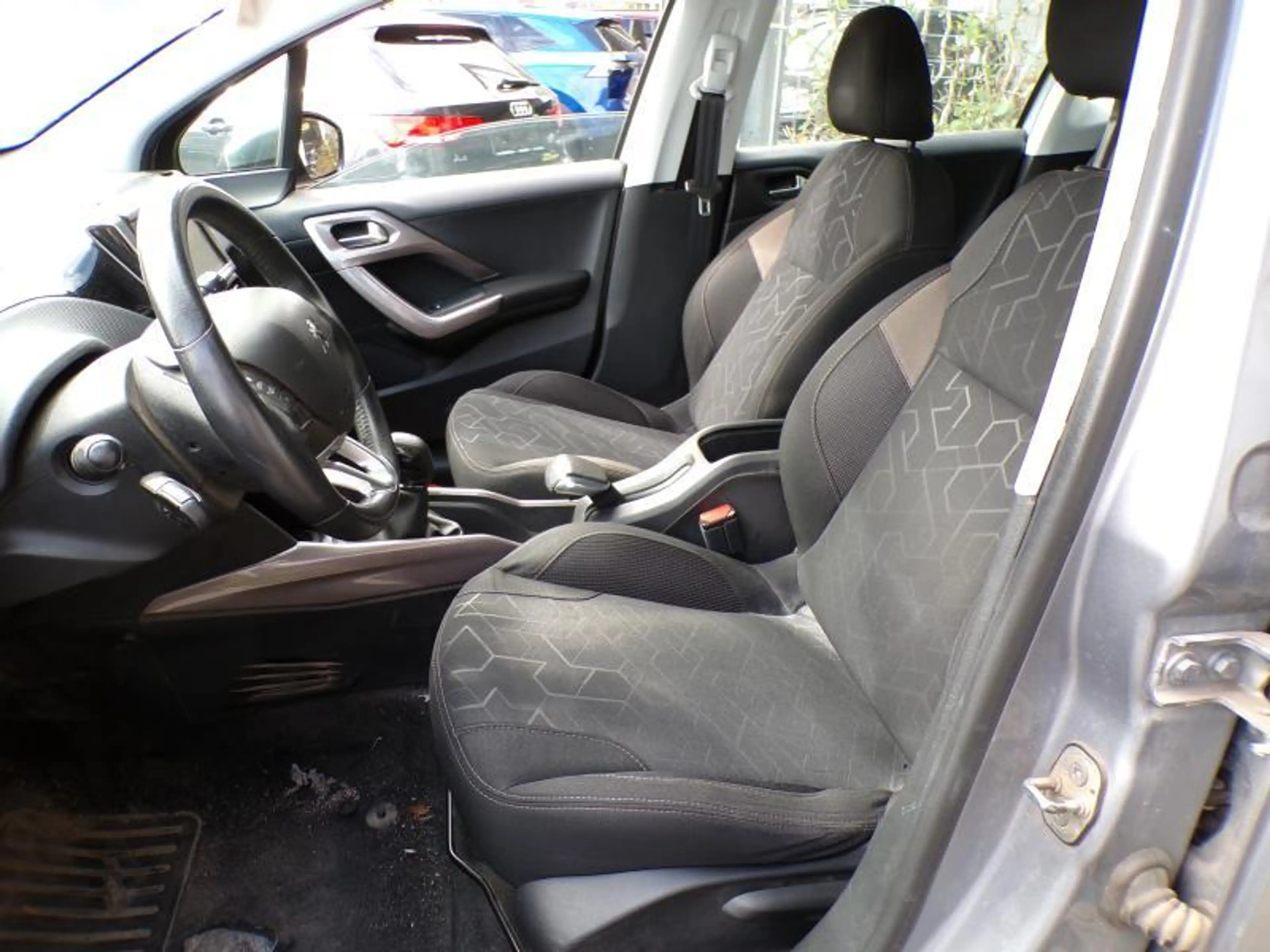 Peugeot 2008 1.2 110cv gris 11/15 Airco GPS Capteurs — photo 7