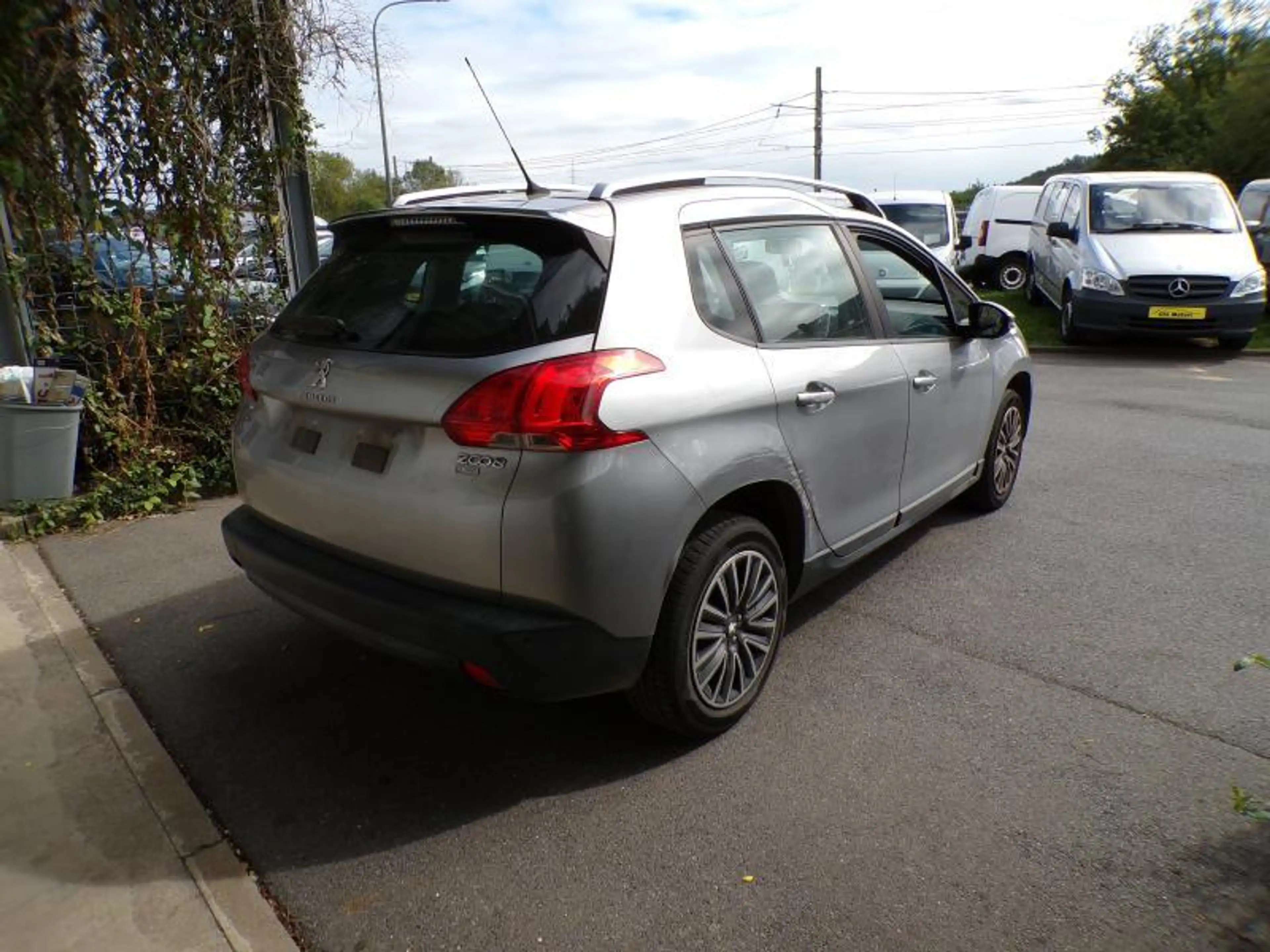 Peugeot 2008 1.2 110cv gris 11/15 Airco GPS Capteurs — photo 4