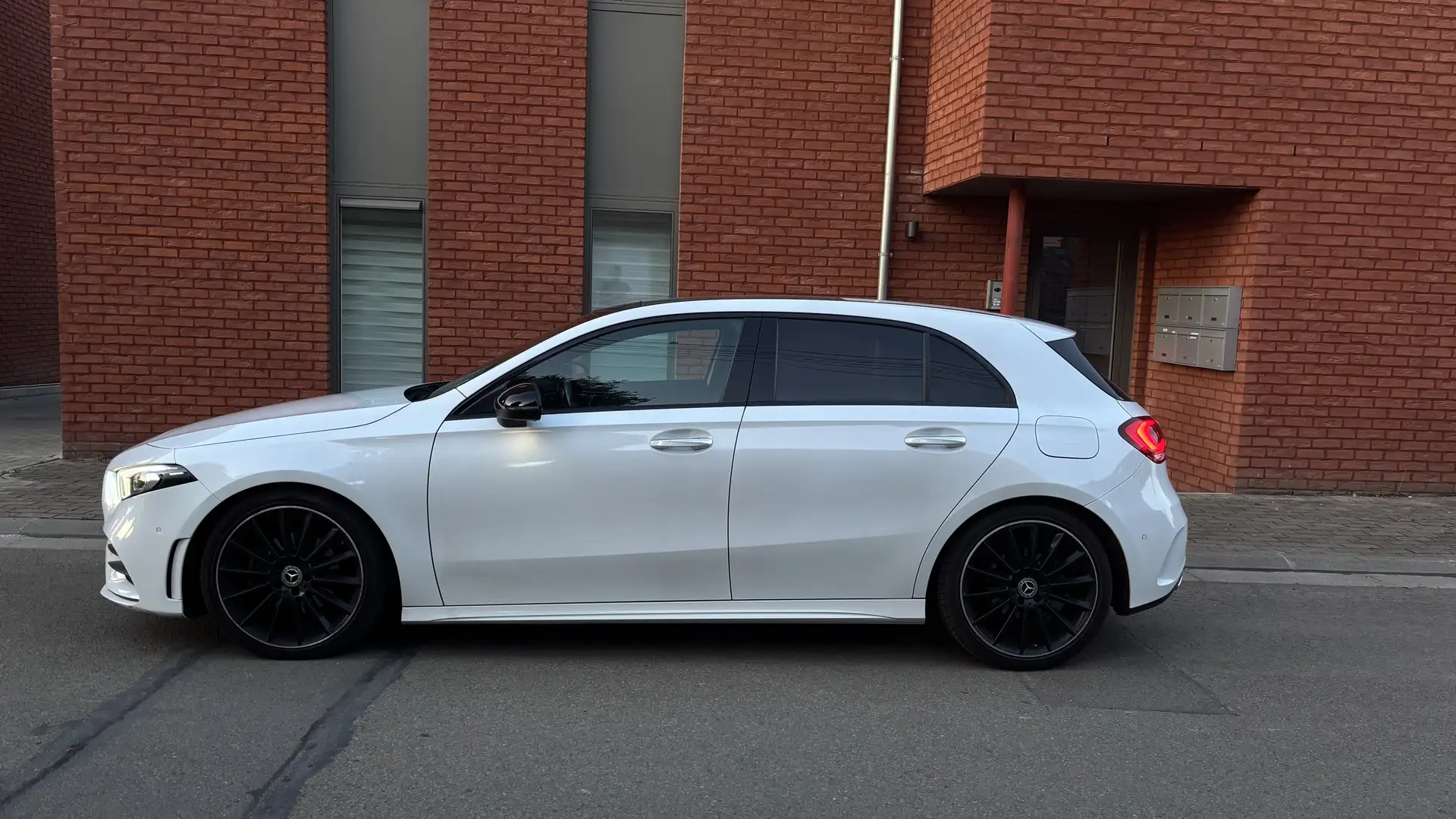 Mercedes-Benz A 180 AMG Night Panorama Toit panoramique |LED|MBUX Blanc - 2
