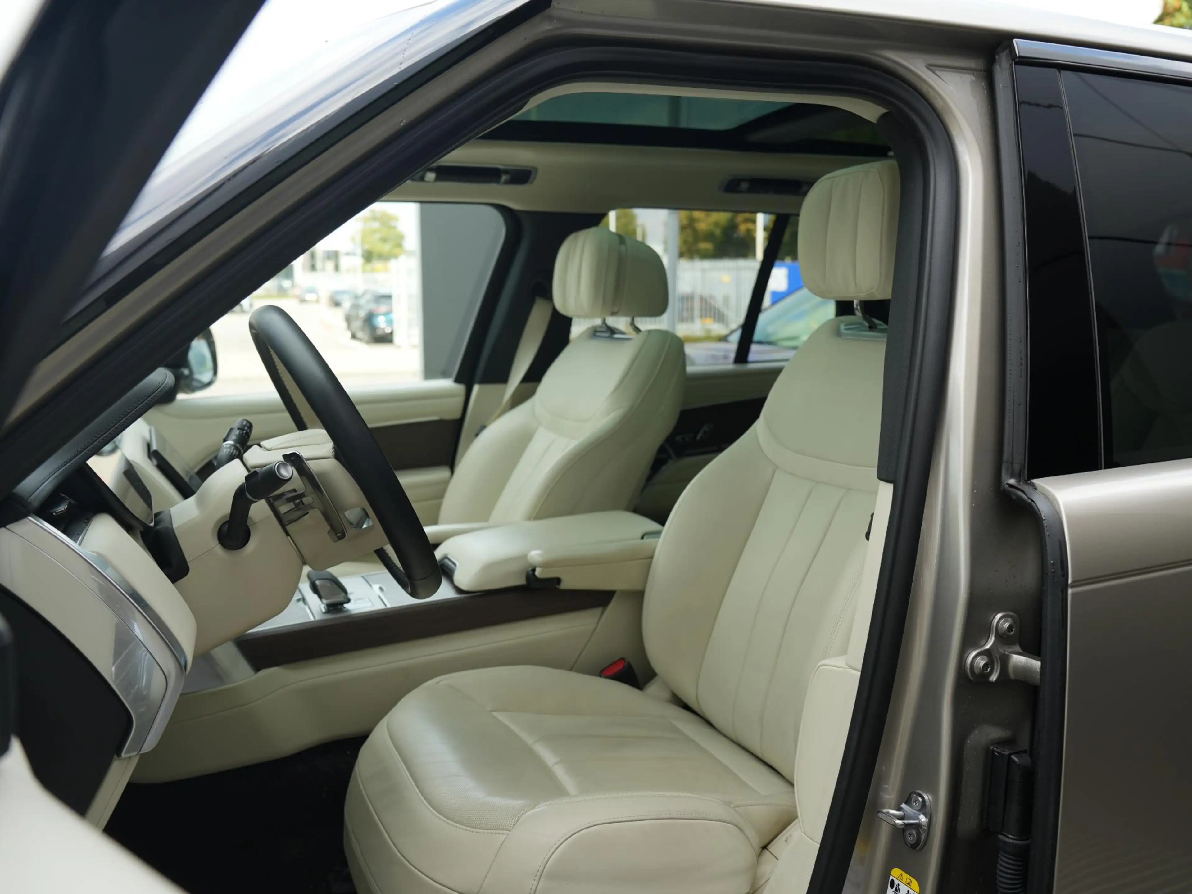 Land Rover Range Rover 3.0 P460e HSE PHEV | Executive Seats | Towing Pack — photo 5