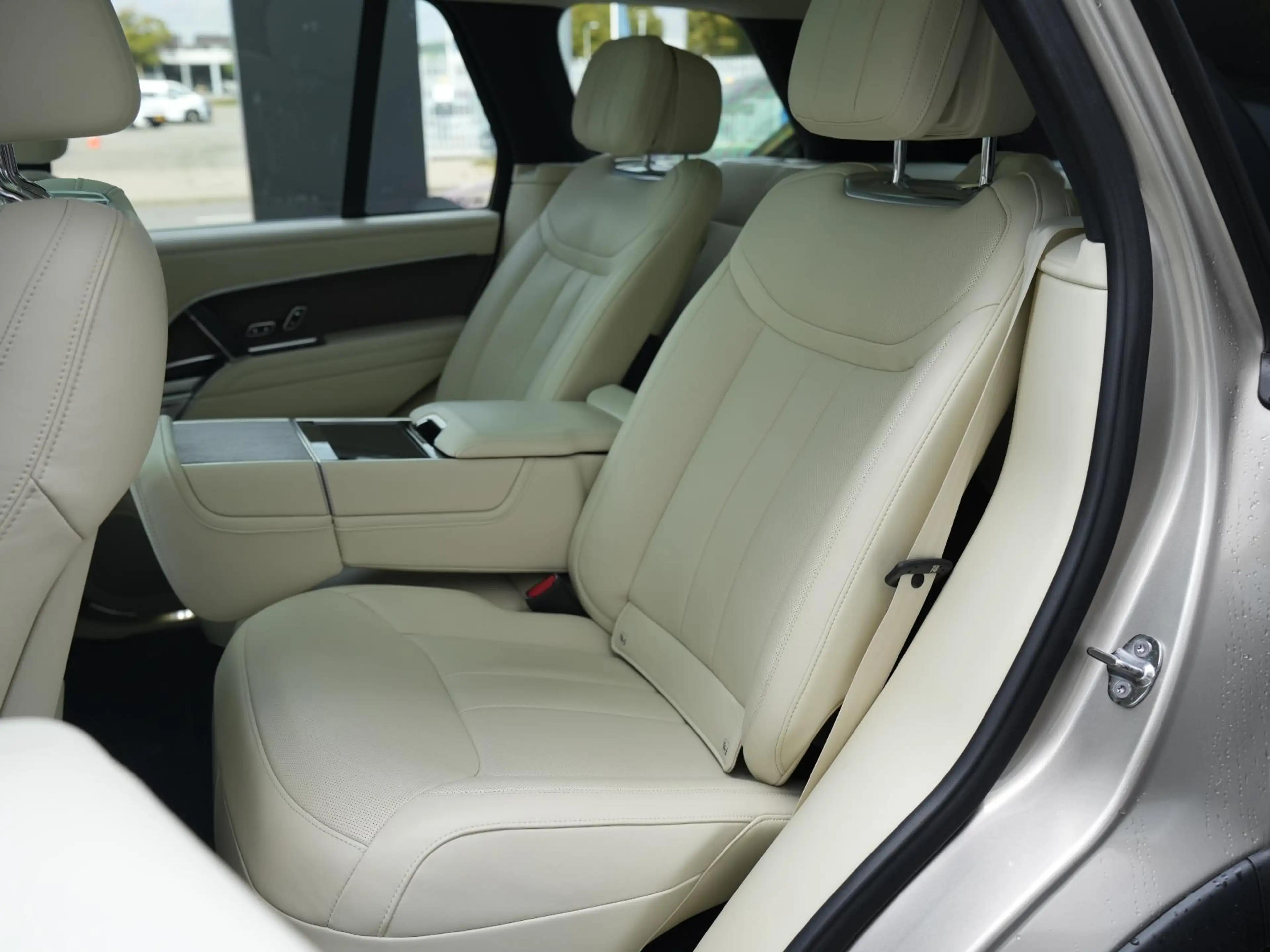 Land Rover Range Rover 3.0 P460e HSE PHEV | Executive Seats | Towing Pack — photo 6
